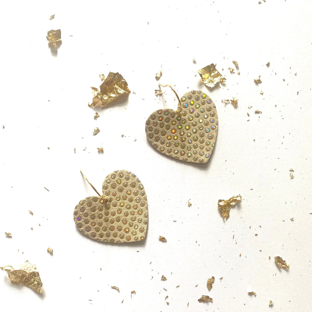 Boucles d’oreilles cœur en cuir blanc cassé effet strass