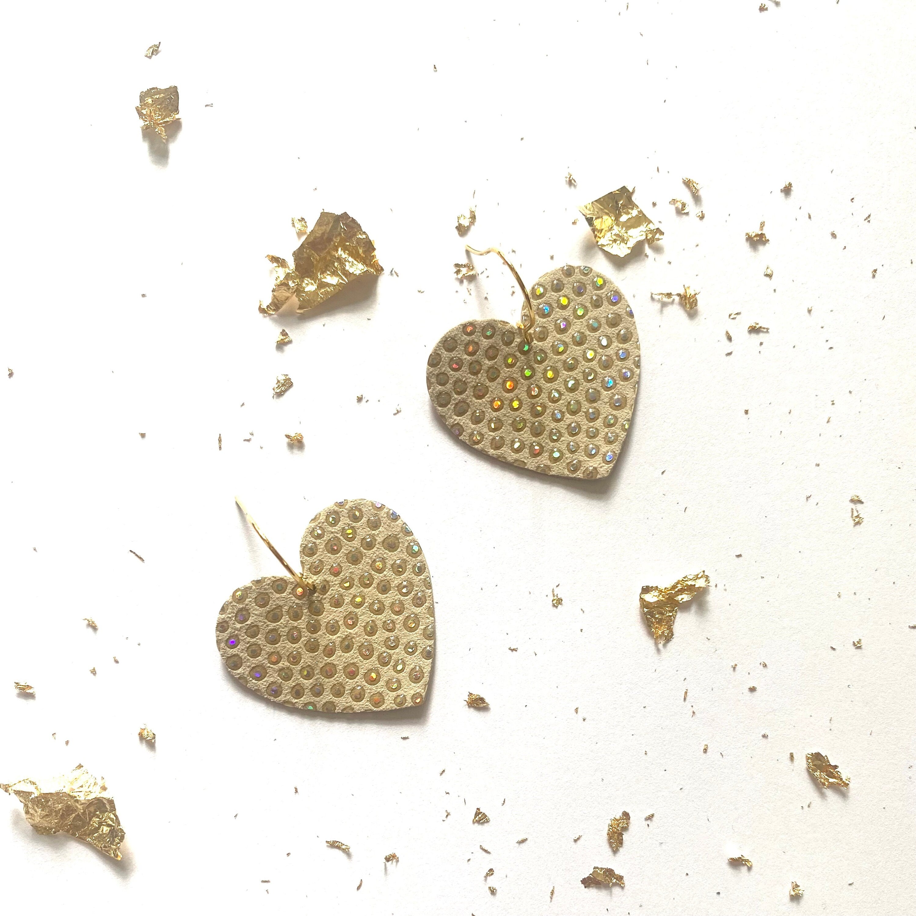 Boucles d’oreilles cœur en cuir blanc cassé effet strass