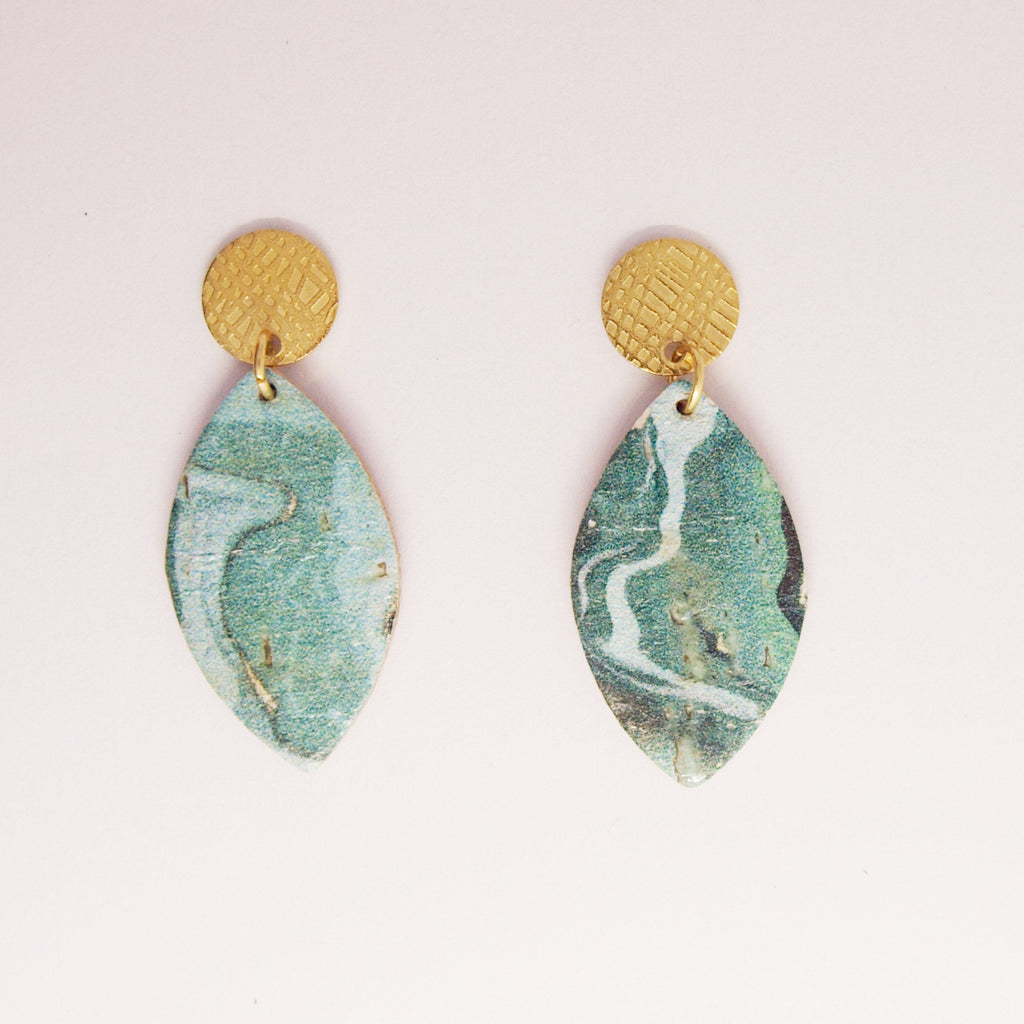 Boucles d'oreilles turquoises, vert d'eau et doré en liège, cuir et acier forme feuille LOAN