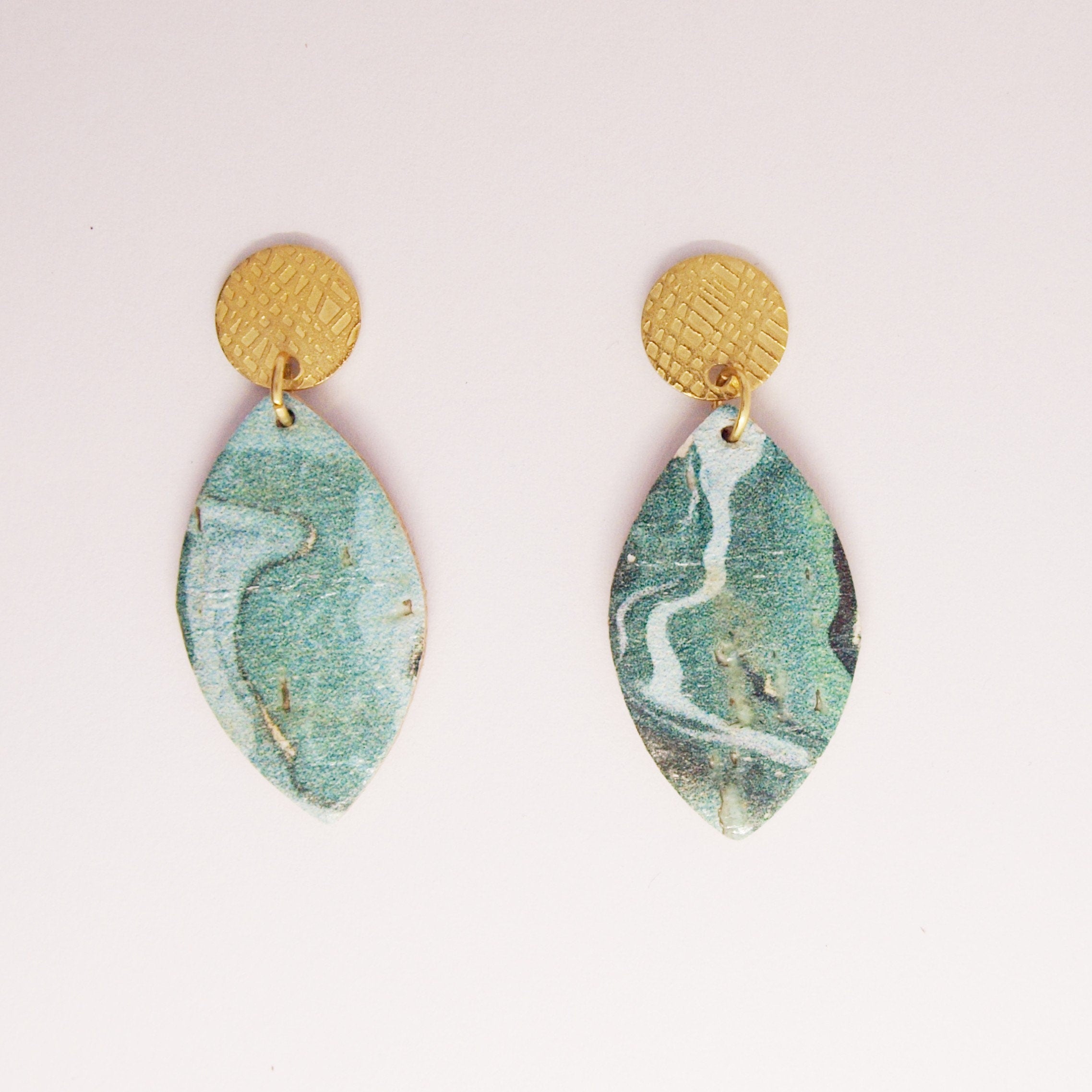 Boucles d'oreilles turquoises, vert d'eau et doré en liège, cuir et acier forme feuille LOAN