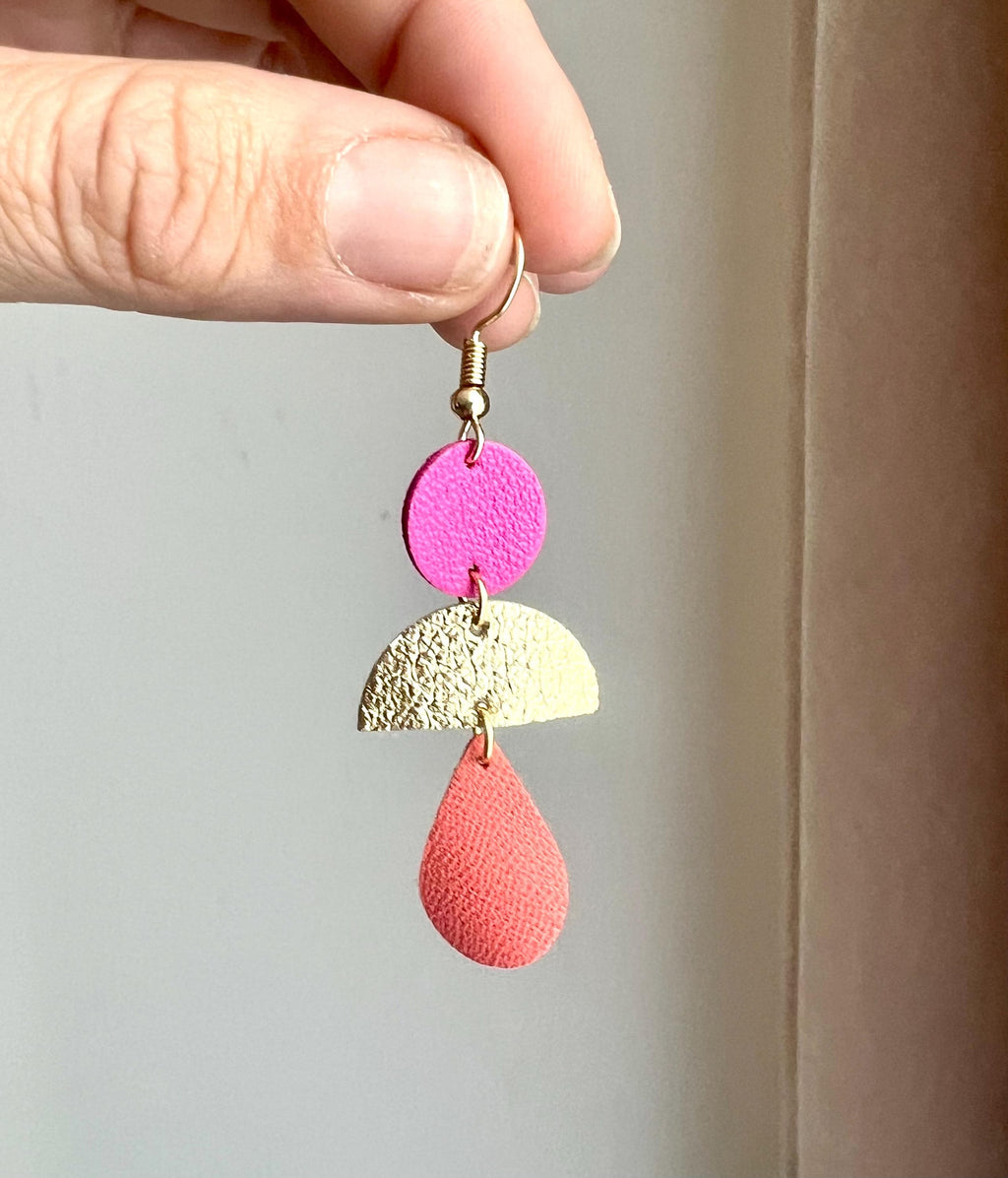 Boucles d’oreilles bohème chic en cuir upcyclé, modèle géométrique fait main, bijou artisanal léger rose fuchsia doré et corail cadeau femme