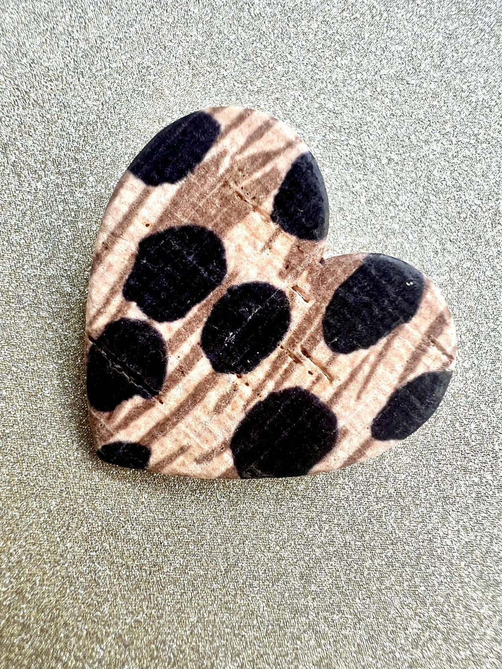 Broche léopard cœur en liège - cadeau fête des mères - cadeau maîtresse - cadeau pour elle - cadeau femme  broche originale