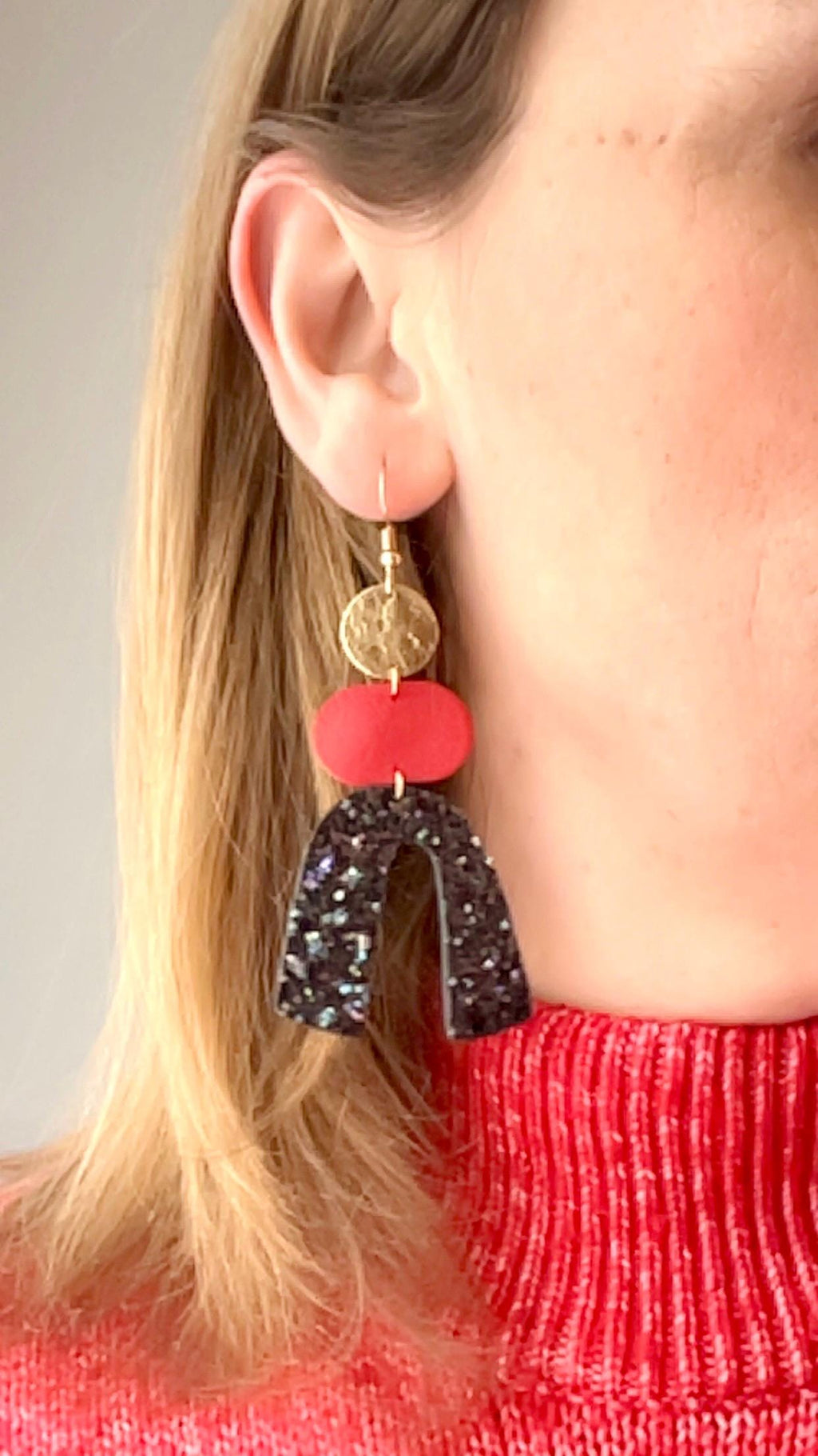 Boucles d’oreilles graphiques en cuir pailleté – Boucles statement rouges et dorées – Bijoux artisanaux faits main - cadeau femme - Gigi