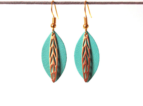 Boucles d'oreilles cuir bleu outremer et or - feuille de cuir sur monture crochet laiton doré - turquoise - cadeau femme été - modèle Fiona