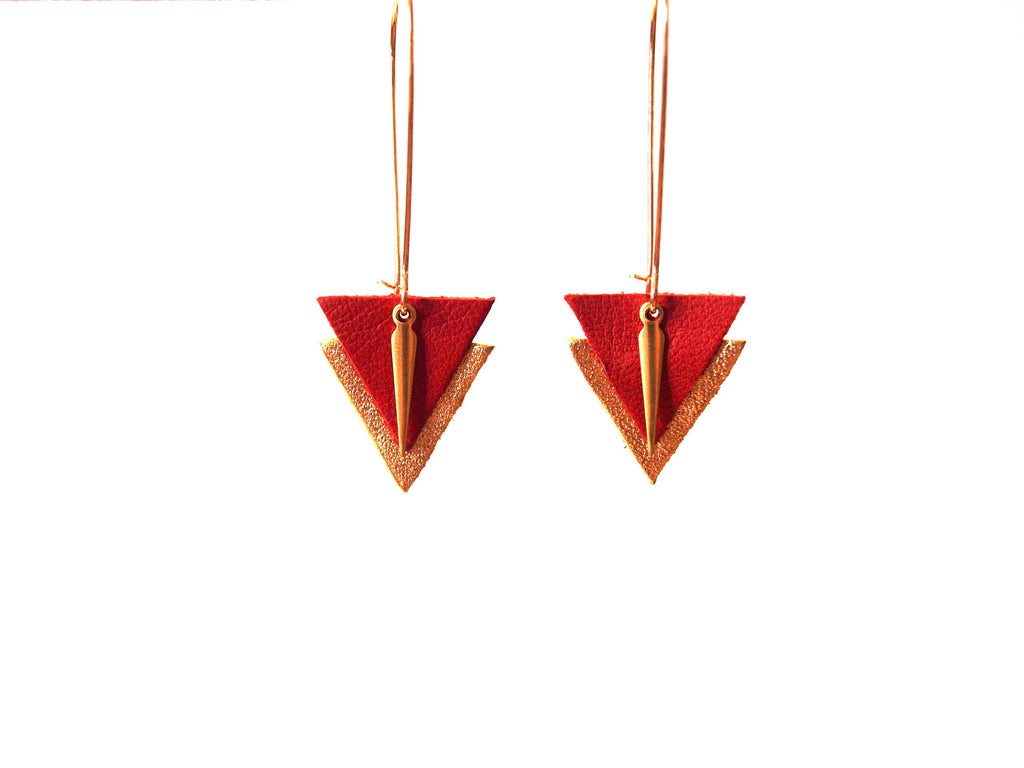 Boucles d'oreilles triangles cuir rose indien et or graphiques, grands crochets style dormeuses dorés laiton et cuir
