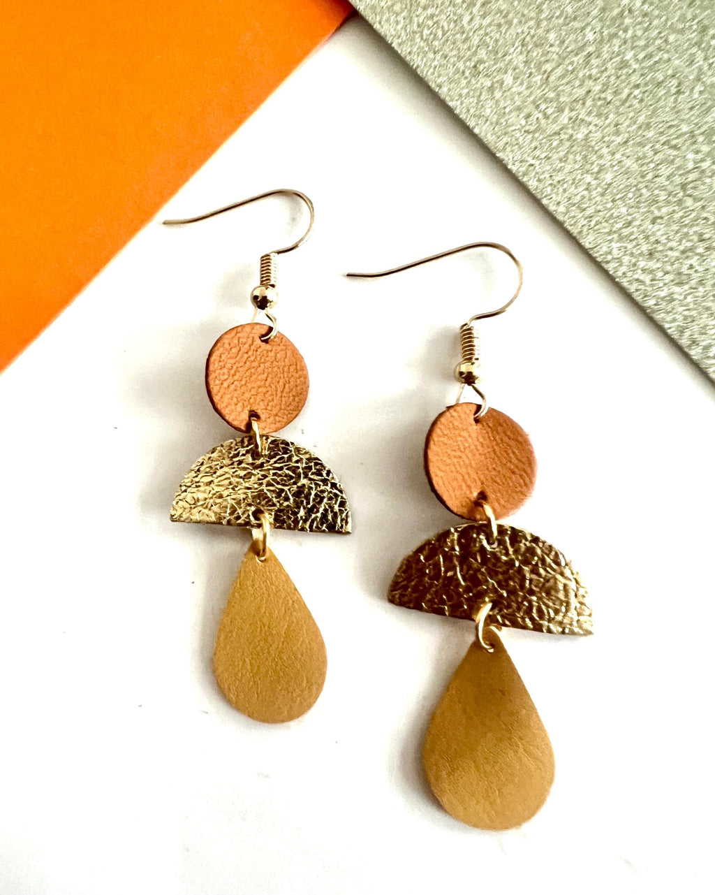 Boucles d’oreilles géométriques en cuir upcyclé, boucles pendantes légères faites main, bijoux artisanaux femme camel doré ocre cadeau