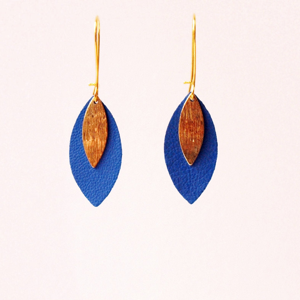 Boucles d'oreilles feuille de cuir bleu lavande et or modèle AVA