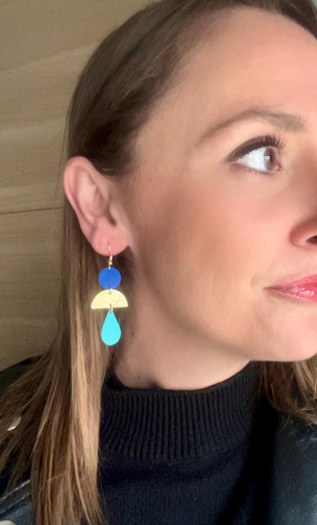 Boucles d’oreilles bohème chic en cuir upcyclé, modèle géométrique fait main, bijou artisanal léger bleu roi doré et turquoise cadeau femme