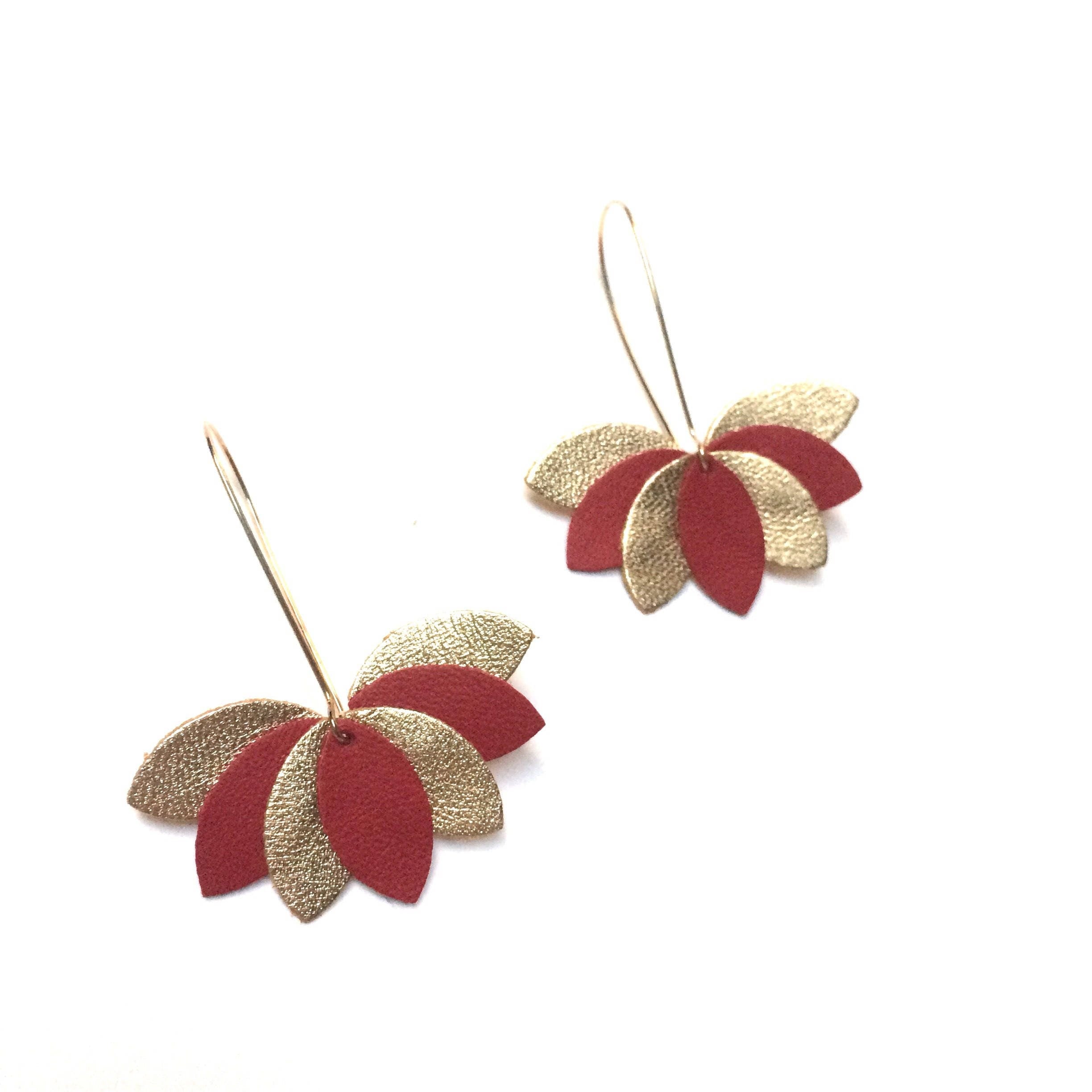 Boucles d'oreilles originales en cuir, feuilles rouge et or, fleur graphique sur monture dormeuse dorée. cadeau femme - cadeau pour elle