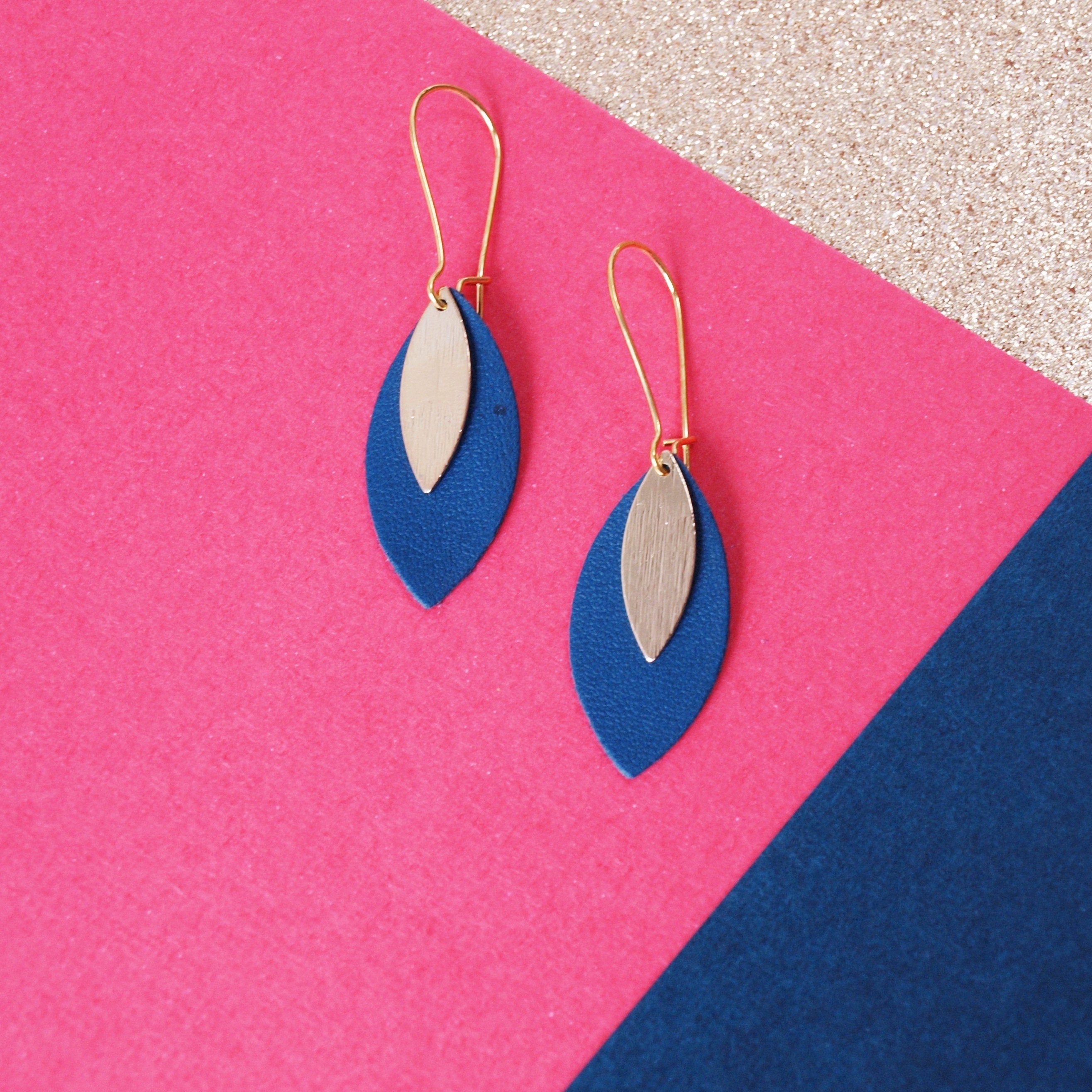 Boucles d'oreilles feuille de cuir bleu canard et or modèle AVA