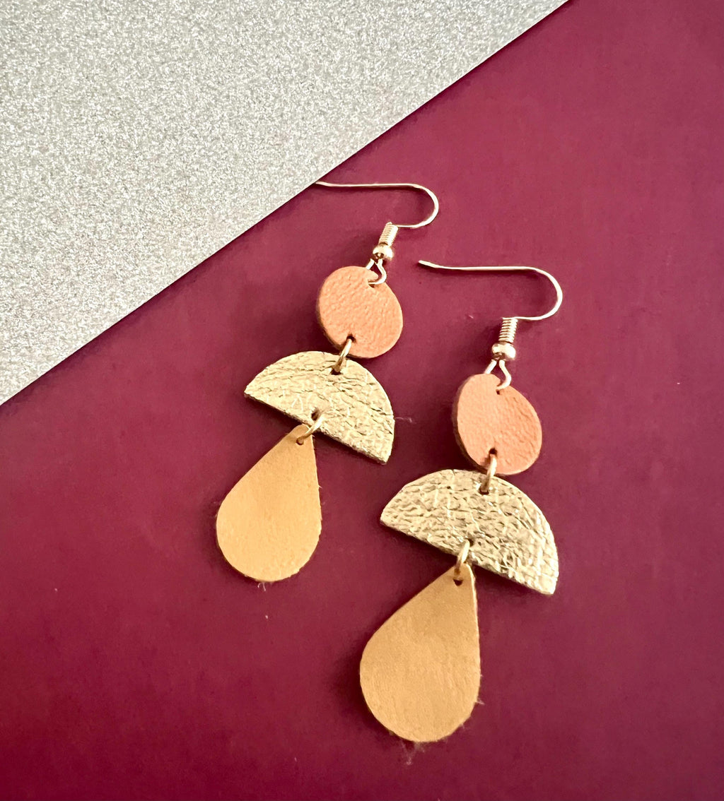Boucles d’oreilles géométriques en cuir upcyclé, boucles pendantes légères faites main, bijoux artisanaux femme camel doré ocre cadeau