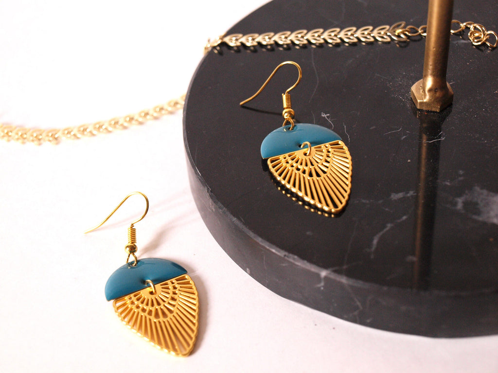 Boucles d'oreilles art déco plaqué or mat et sequin émaillé demi cercle bleu turquoise et or - printemps été - cadeau femme - saint valentin