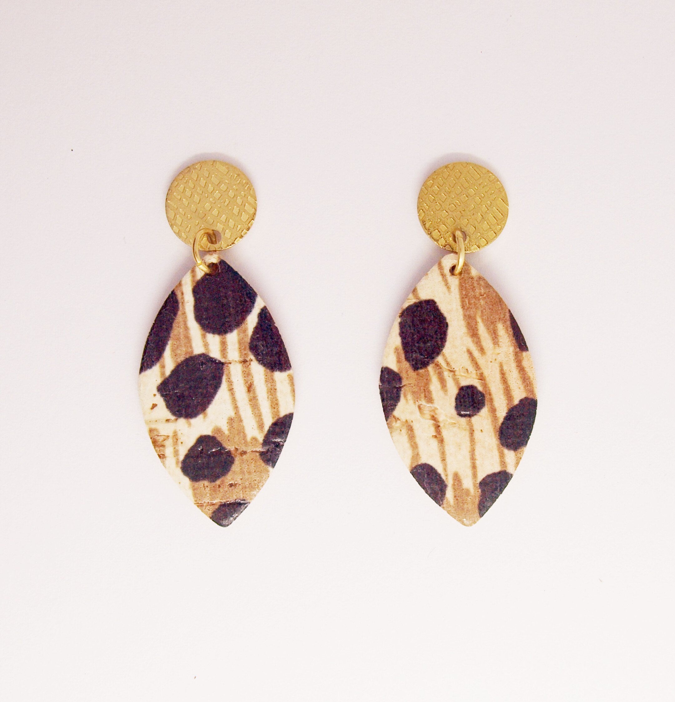 Boucles d'oreilles léopard en liège, cuir et acier forme feuille LOAN