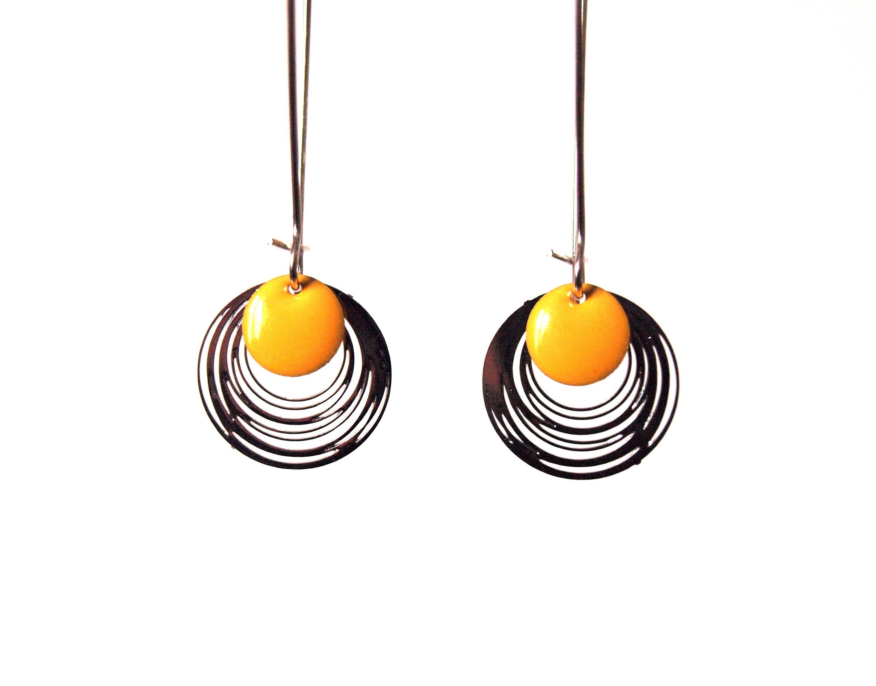 Boucles d'oreilles sequins émaillés argentées et jaune - design minimaliste et épuré - rond - by nat m
