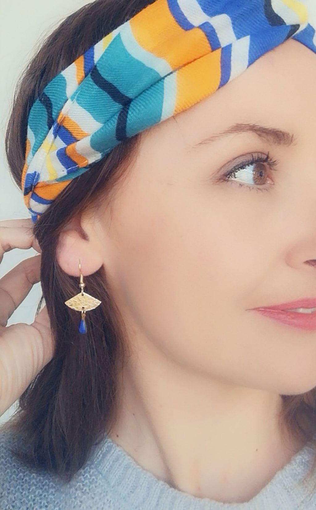 Boucles d'oreilles dorées discrètes - boucles d'oreilles éventail bleu marine - modèle EVA bleu nuit