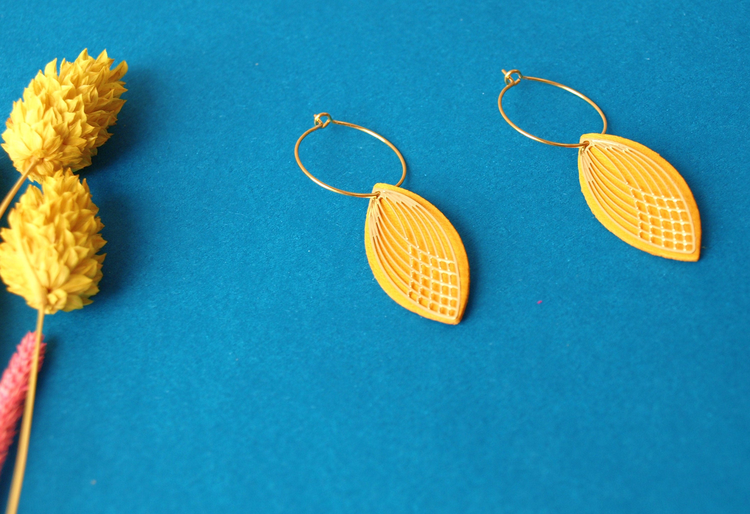 Boucles d'oreilles créoles acier inoxydable et cuir - jaune moutarde et or - créoles style art déco - modèle SIENNA
