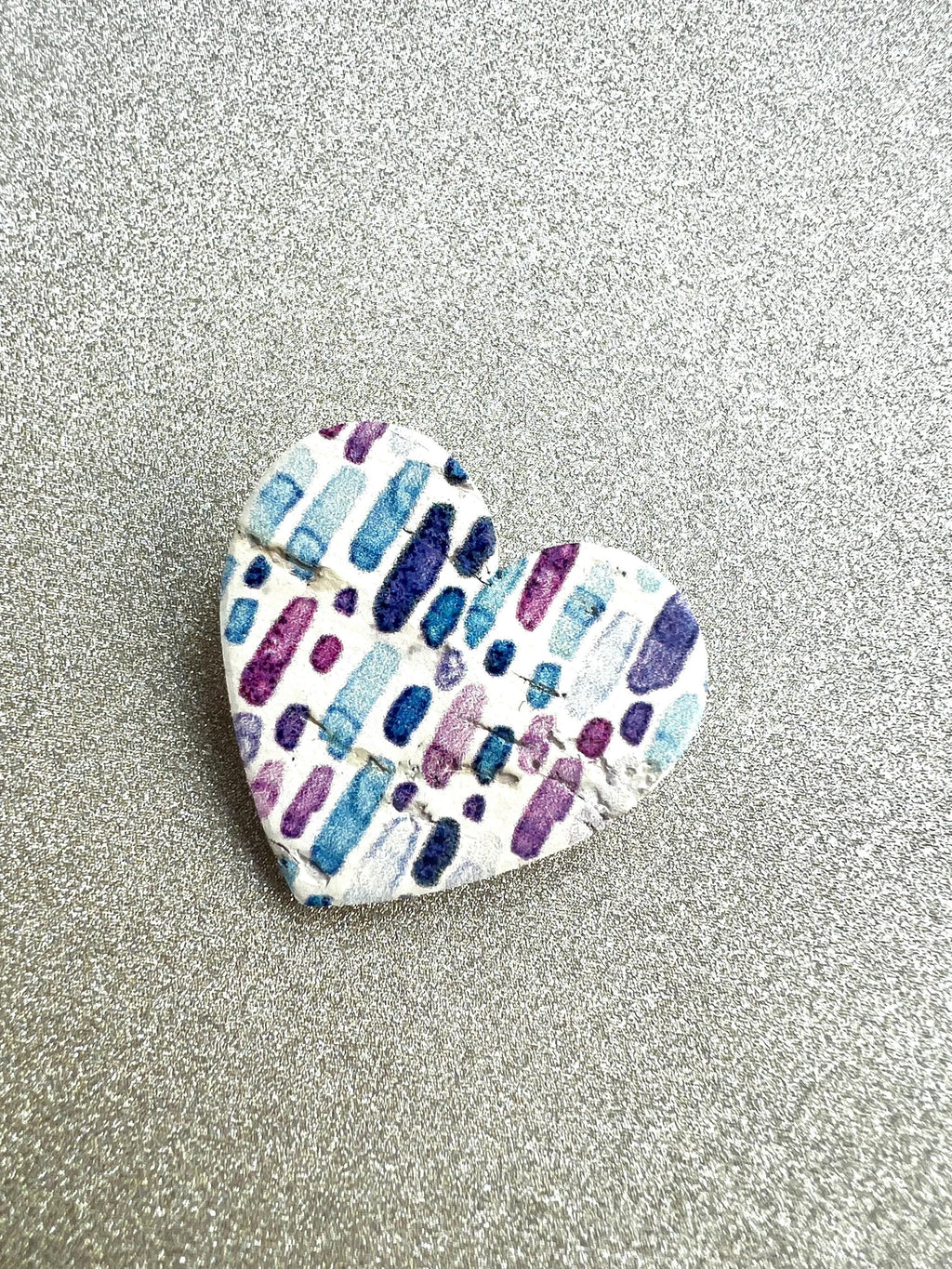 Broche cœur motif abstrait en liège et cuir - cadeau fête des mères - cadeau maîtresse - cadeau pour elle - cadeau femme  broche originale