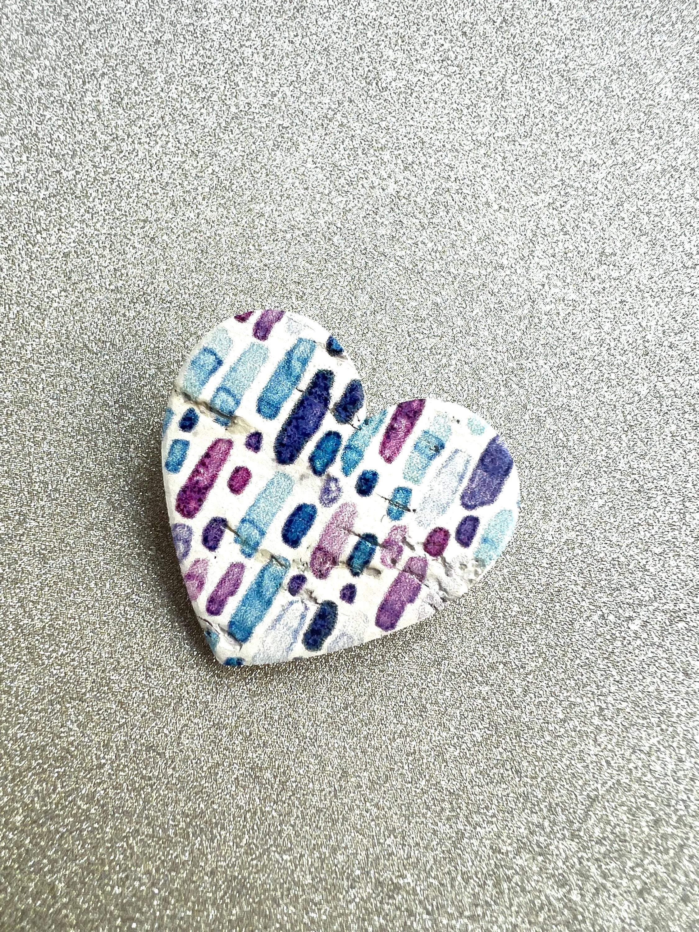 Broche cœur motif abstrait en liège et cuir - cadeau fête des mères - cadeau maîtresse - cadeau pour elle - cadeau femme  broche originale