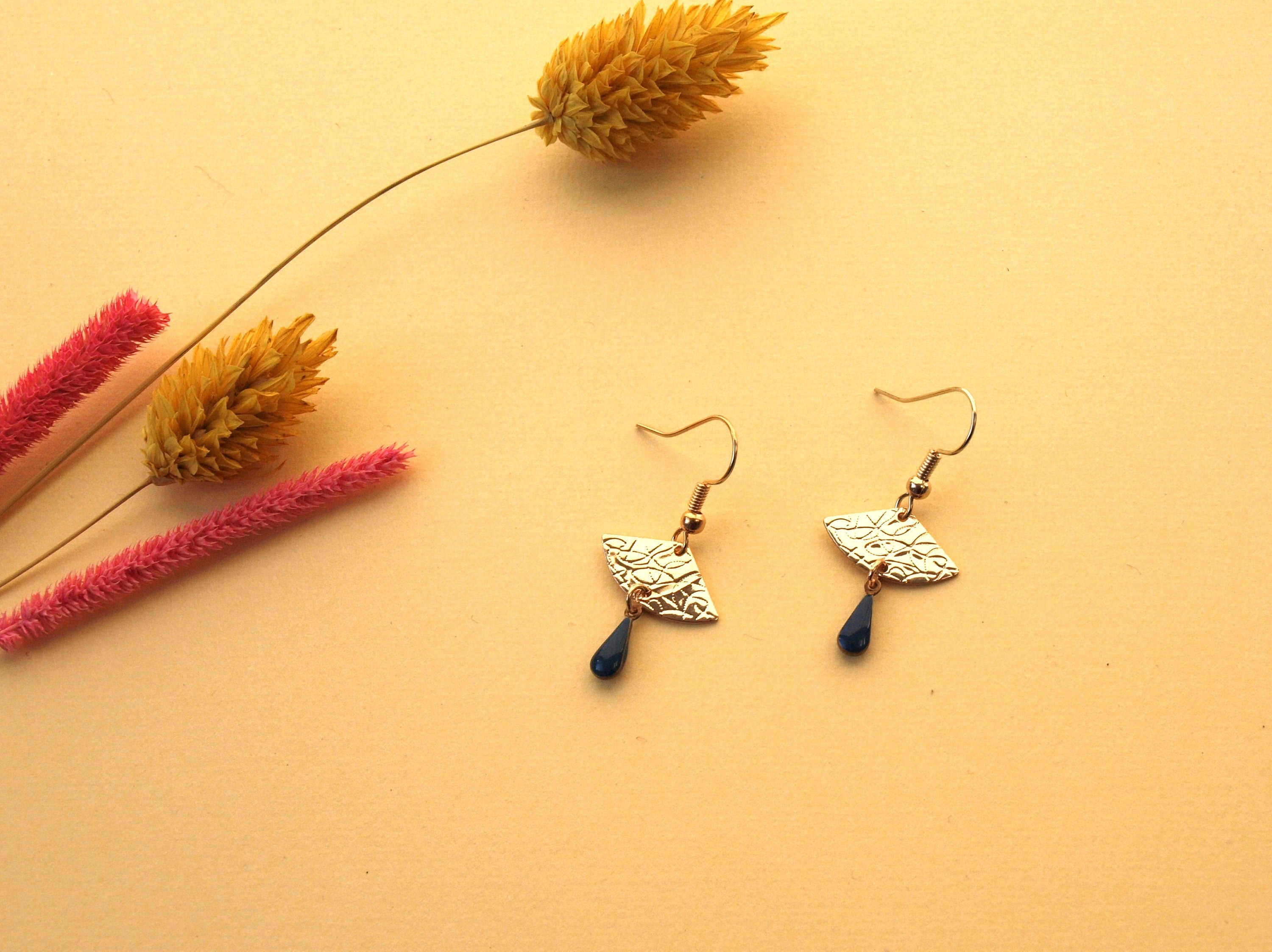 Boucles d'oreilles dorées discrètes - boucles d'oreilles éventail bleu marine - modèle EVA bleu nuit