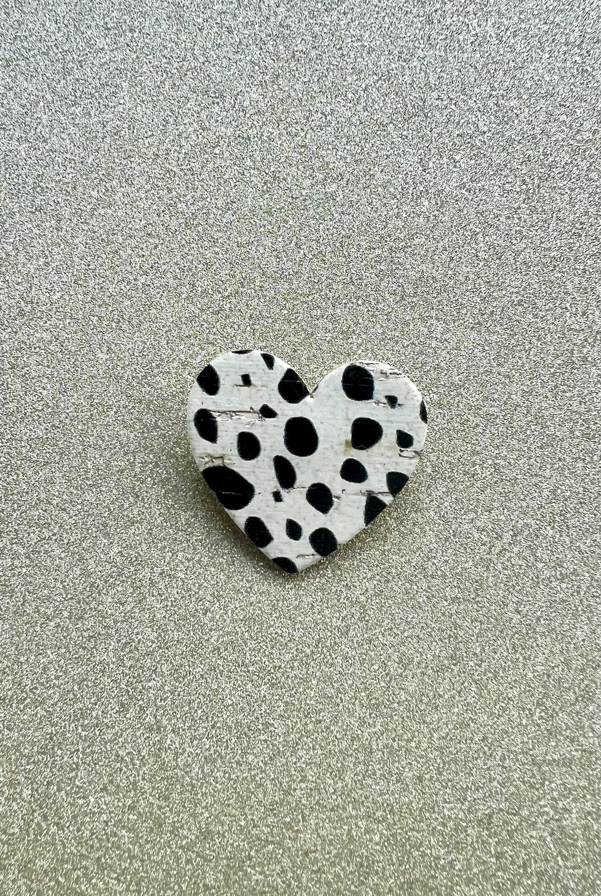 Broche dalmatien cœur noir et blanc en liège - cadeau fête des mères - cadeau maîtresse - cadeau pour elle - cadeau femme  broche originale