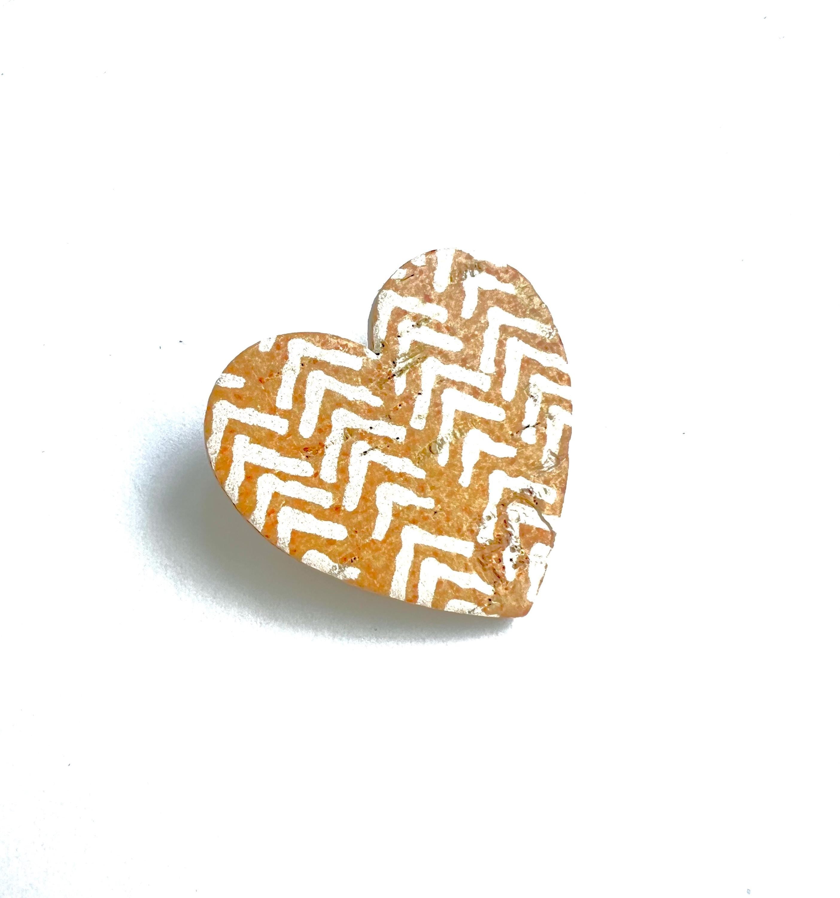 Broche coeur jaune et blanc en liège imprimé  doublé de cuir - cadeau fête des mères - cadeau maîtresse - cadeau pour elle