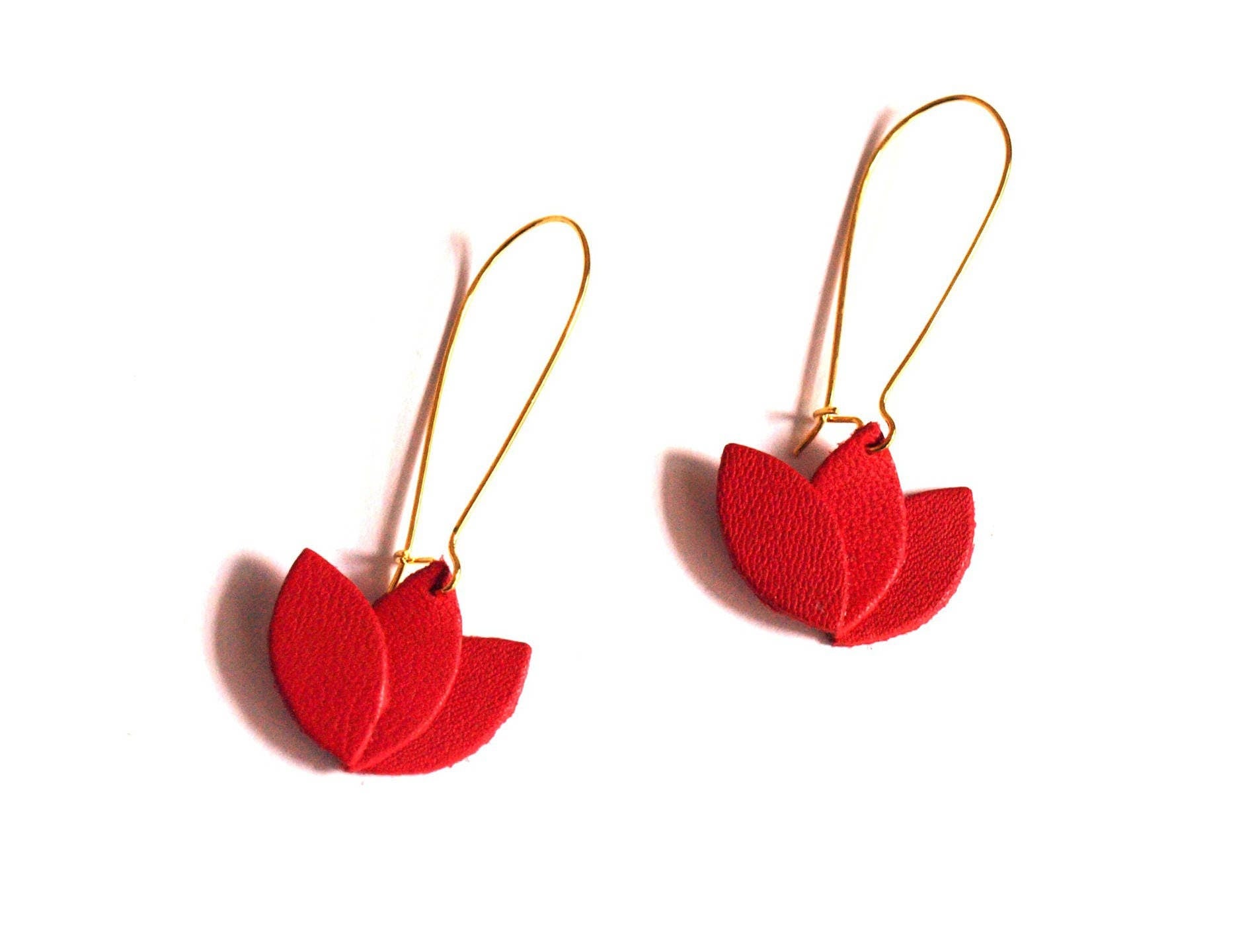 Boucles d'oreilles cuir rouge et or, fleur de cuir sur monture dormeuse dorée