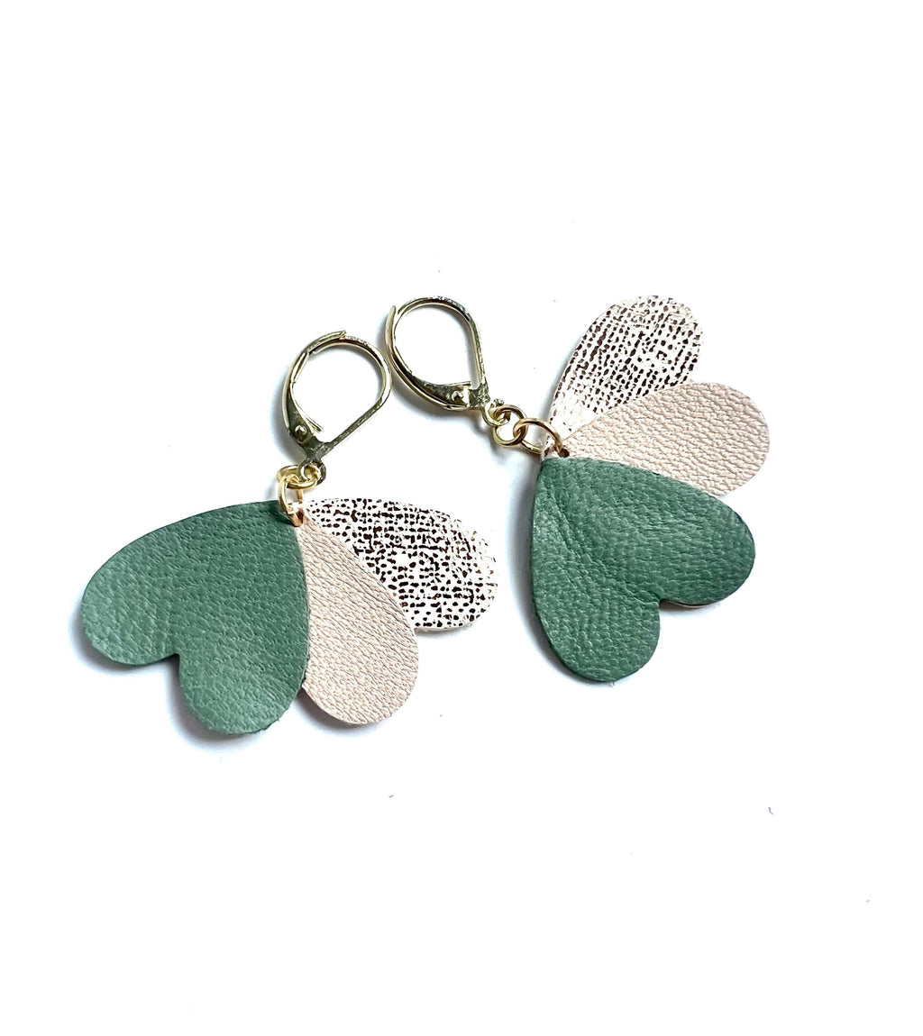 Boucles d’oreilles cœurs en cuir upcyclé, bijoux artisanaux légers faits main pour femme, cadeau original, vert sauge rose pastel et or rose