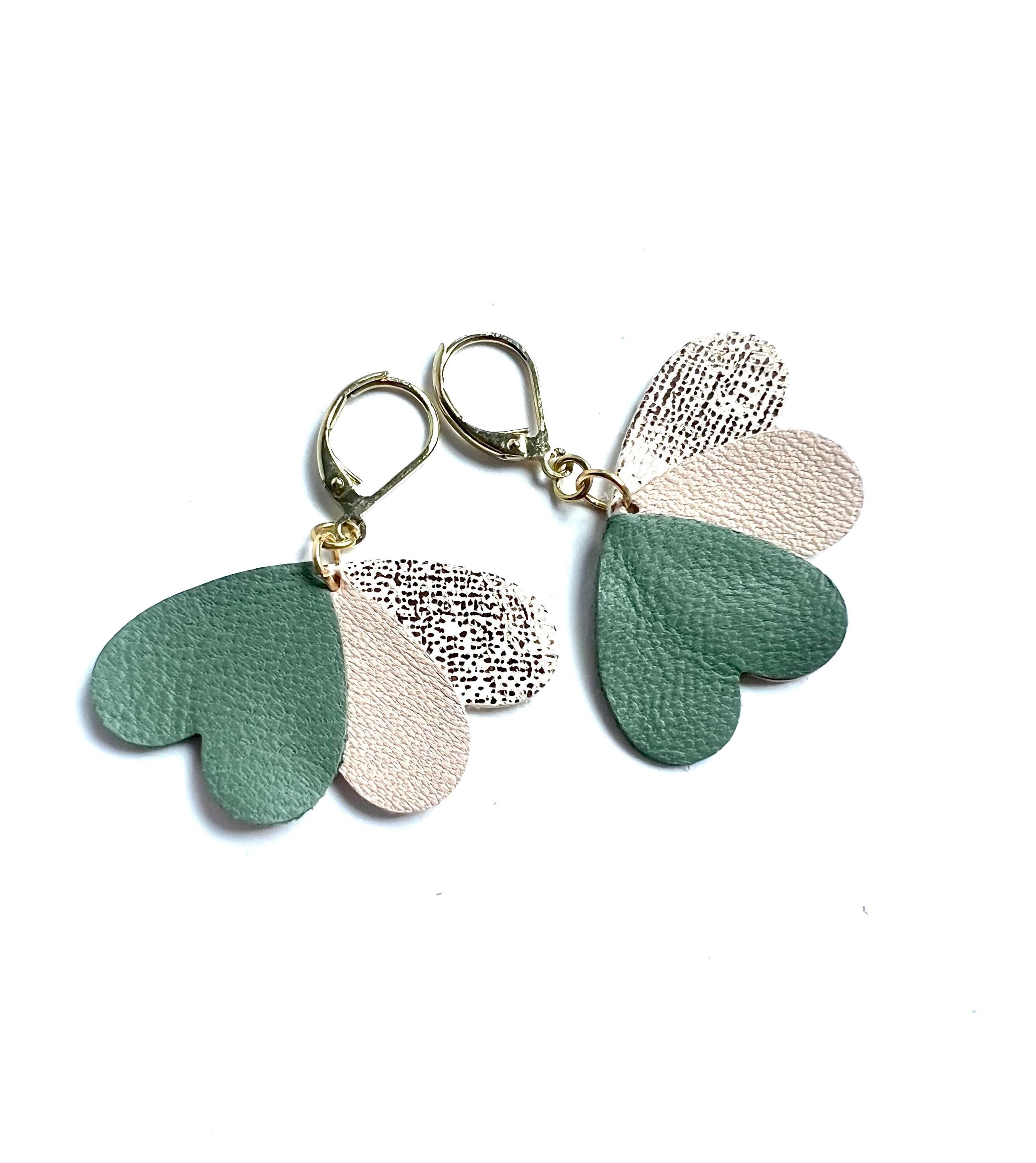 Boucles d’oreilles cœurs en cuir upcyclé, bijoux artisanaux légers faits main pour femme, cadeau original, vert sauge rose pastel et or rose