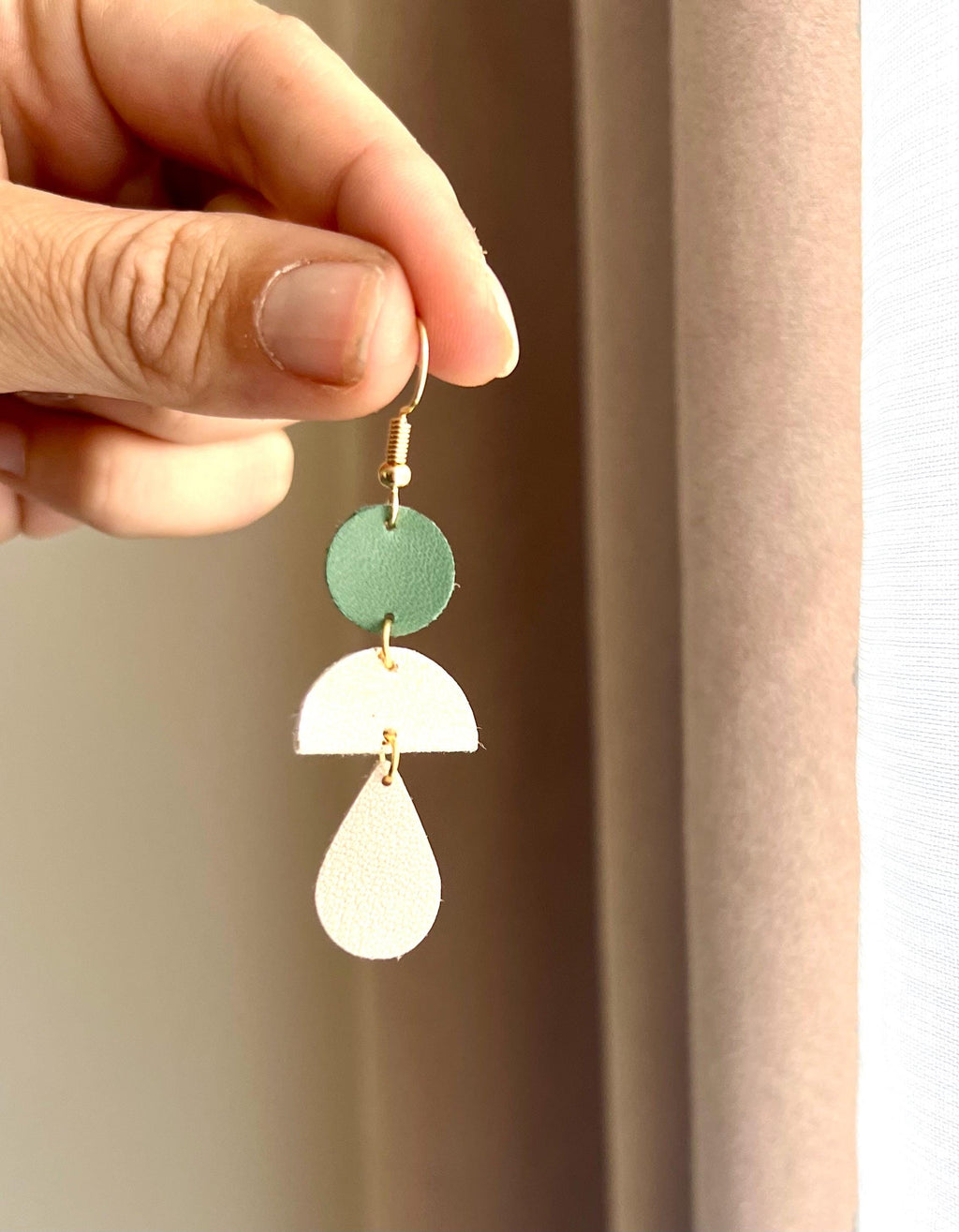Boucles d’oreilles géométriques en cuir upcyclé, boucles pendantes légères faites main, bijoux artisanaux femme vert sauge nude or rose