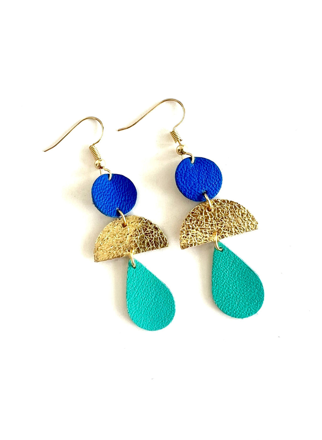 Boucles d’oreilles bohème chic en cuir upcyclé, modèle géométrique fait main, bijou artisanal léger bleu roi doré et turquoise cadeau femme