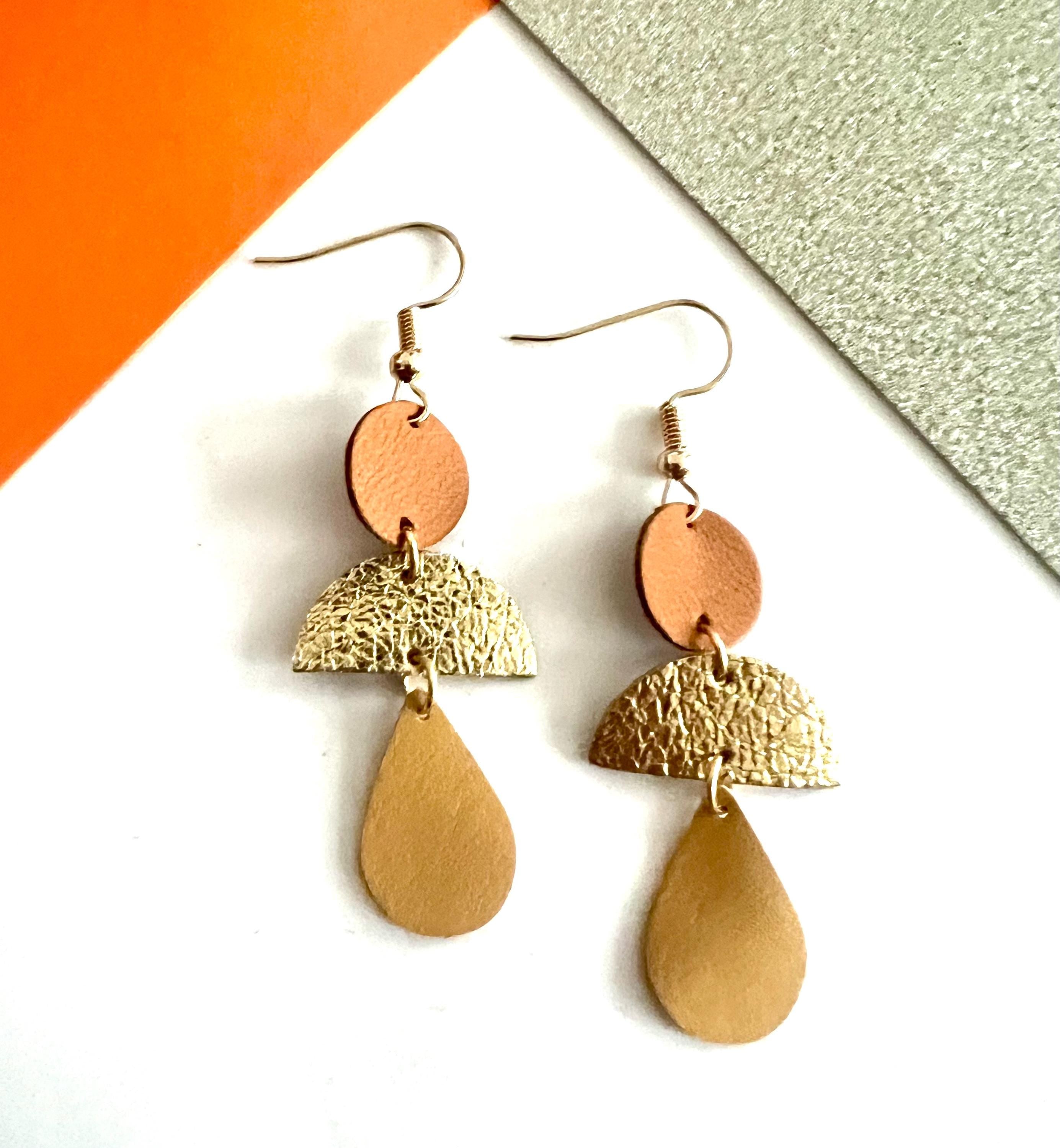 Boucles d’oreilles géométriques en cuir upcyclé, boucles pendantes légères faites main, bijoux artisanaux femme camel doré ocre cadeau