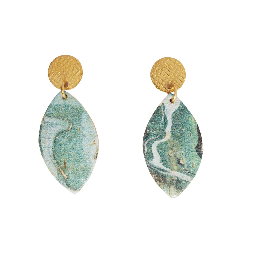 Boucles d'oreilles turquoises, vert d'eau et doré en liège, cuir et acier forme feuille LOAN