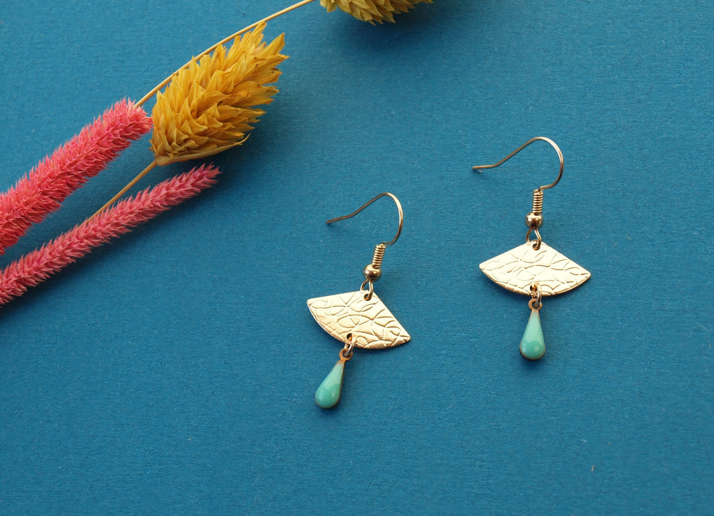 Boucles d'oreilles dorées discrètes mint et or - boucles d'oreilles éventail vert d'eau, vert pastel, vert clair - modèle EVA