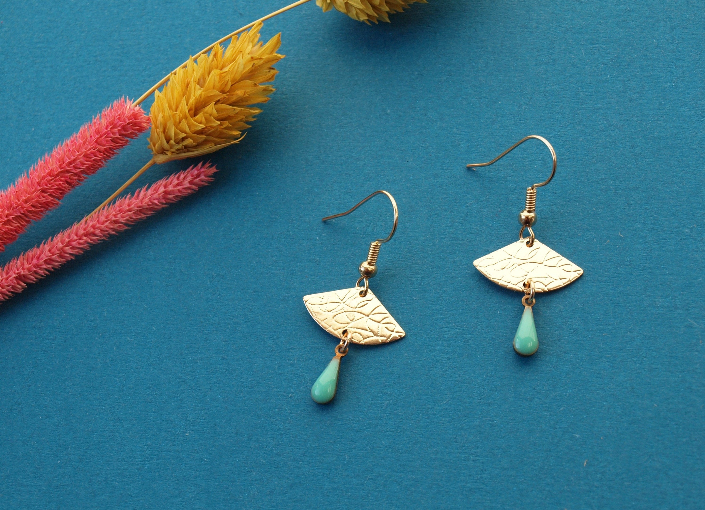Boucles d'oreilles dorées discrètes mint et or - boucles d'oreilles éventail vert d'eau, vert pastel, vert clair - modèle EVA