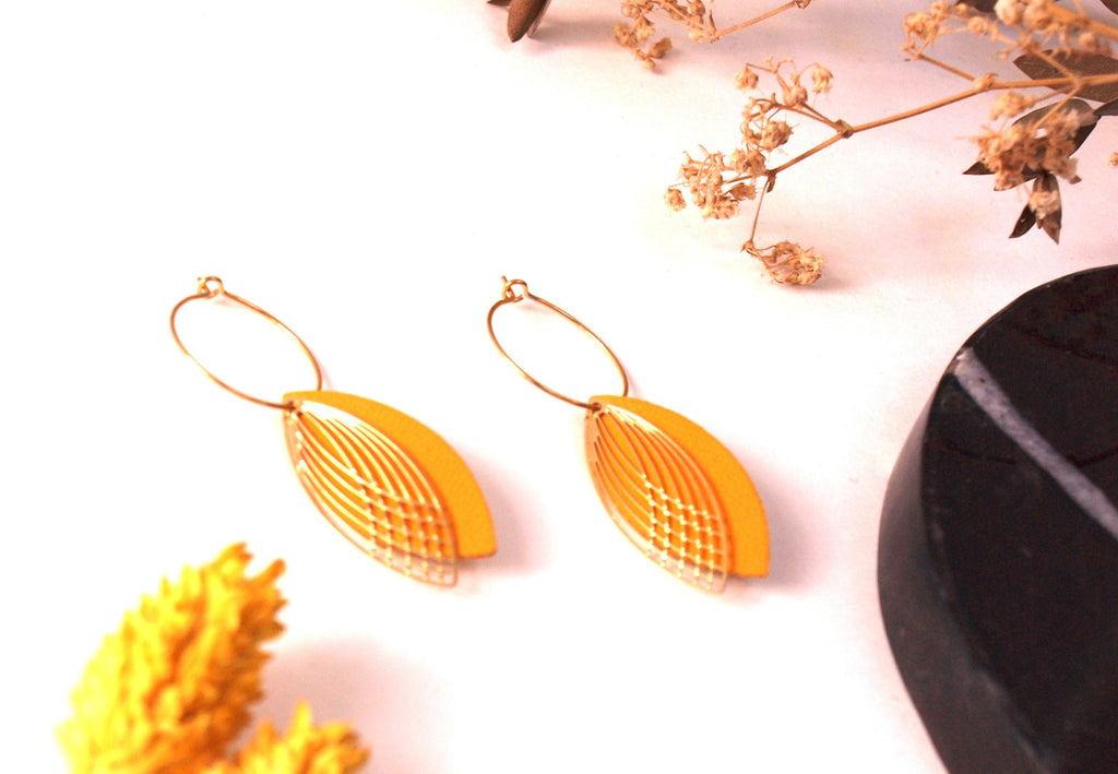 Boucles d'oreilles créoles acier inoxydable et cuir - jaune moutarde et or - créoles style art déco - modèle SIENNA