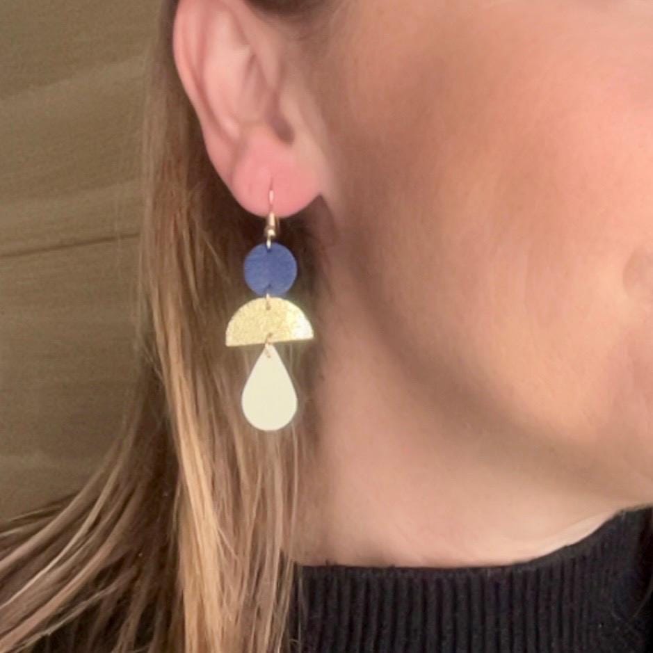 Boucles d’oreilles en cuir pendantes légères et graphiques faites main, style marin bleu marin or et blanc cassé - cadeau femme