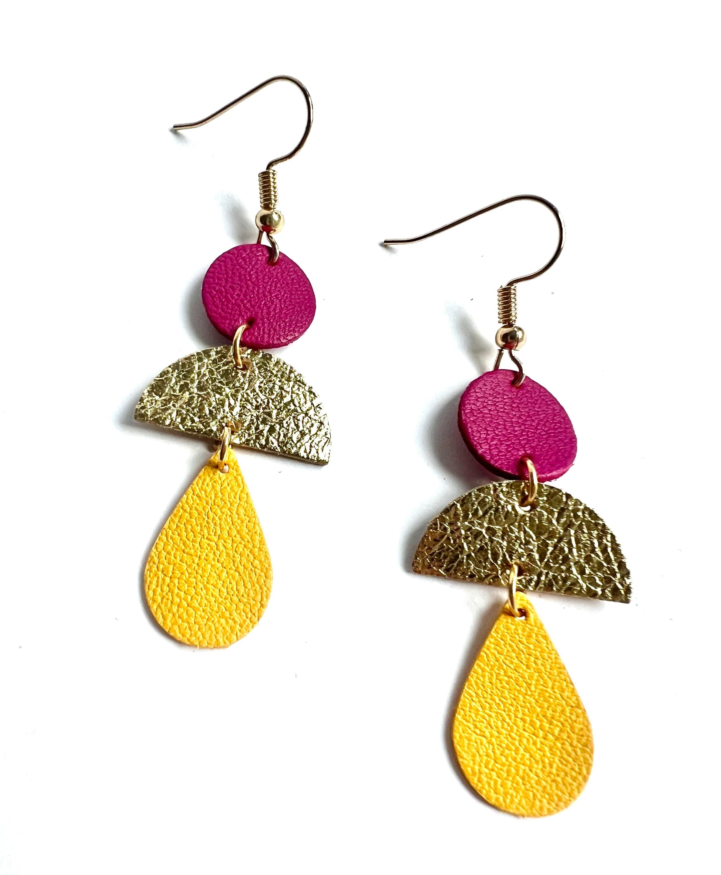 Boucles d’oreilles bohème chic en cuir upcyclé, modèle géométrique fait main, bijou artisanal léger violet doré et jaune - cadeau femme