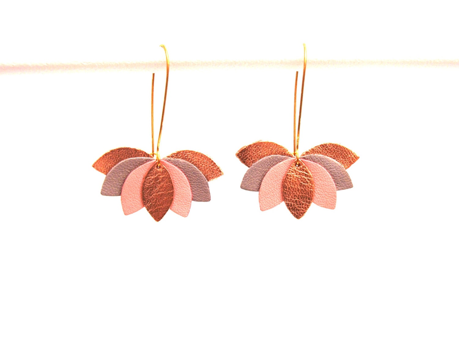 Boucles d'oreilles cuir, feuilles rose, gris et doré, fleur de cuir graphique sur monture dormeuse dorée. boucles d'oreilles mariage