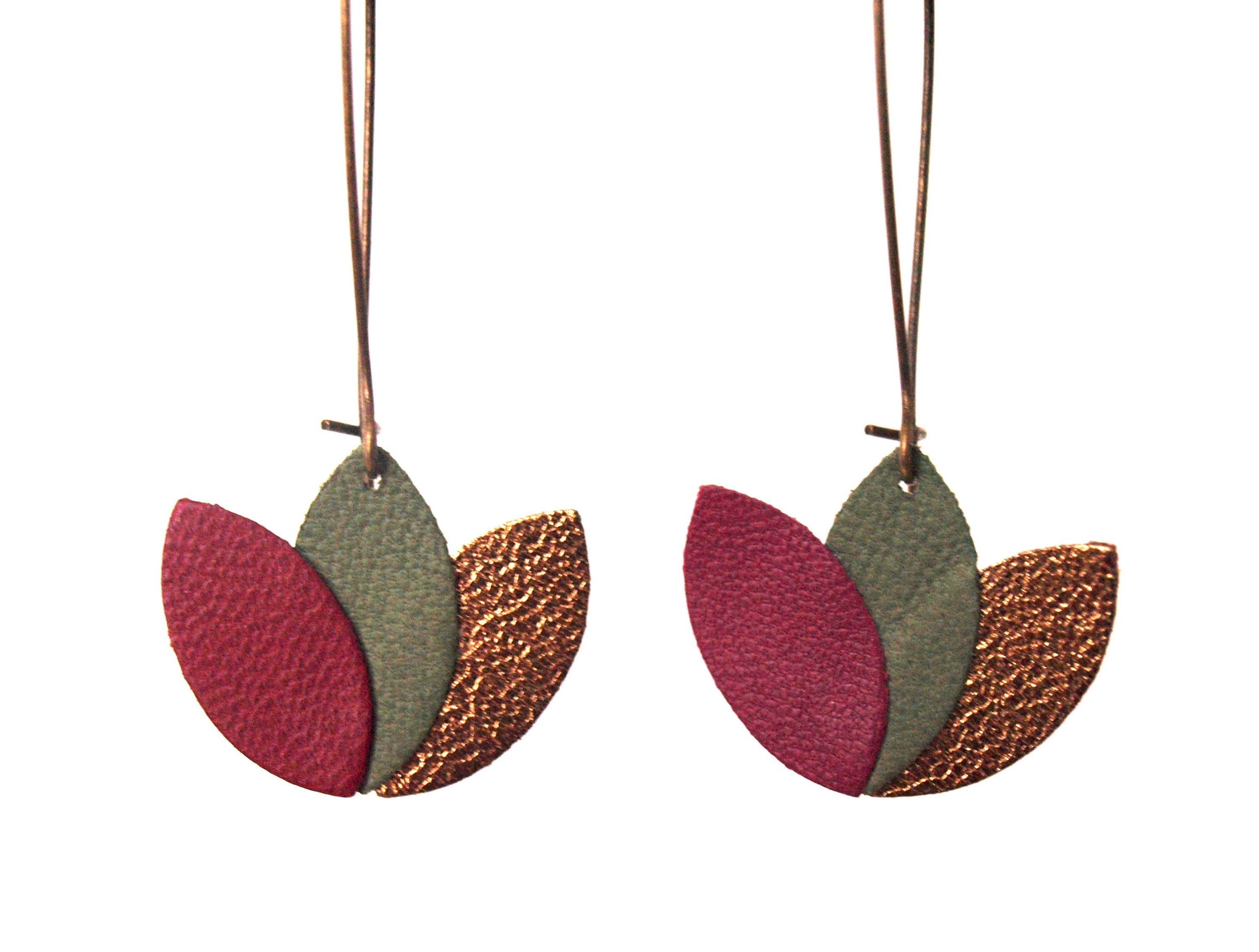 Boucles d'oreilles fleur de lotus en cuir prune vert kaki et bronze - sur monture dormeuse bronze - cadeau pour elle noël