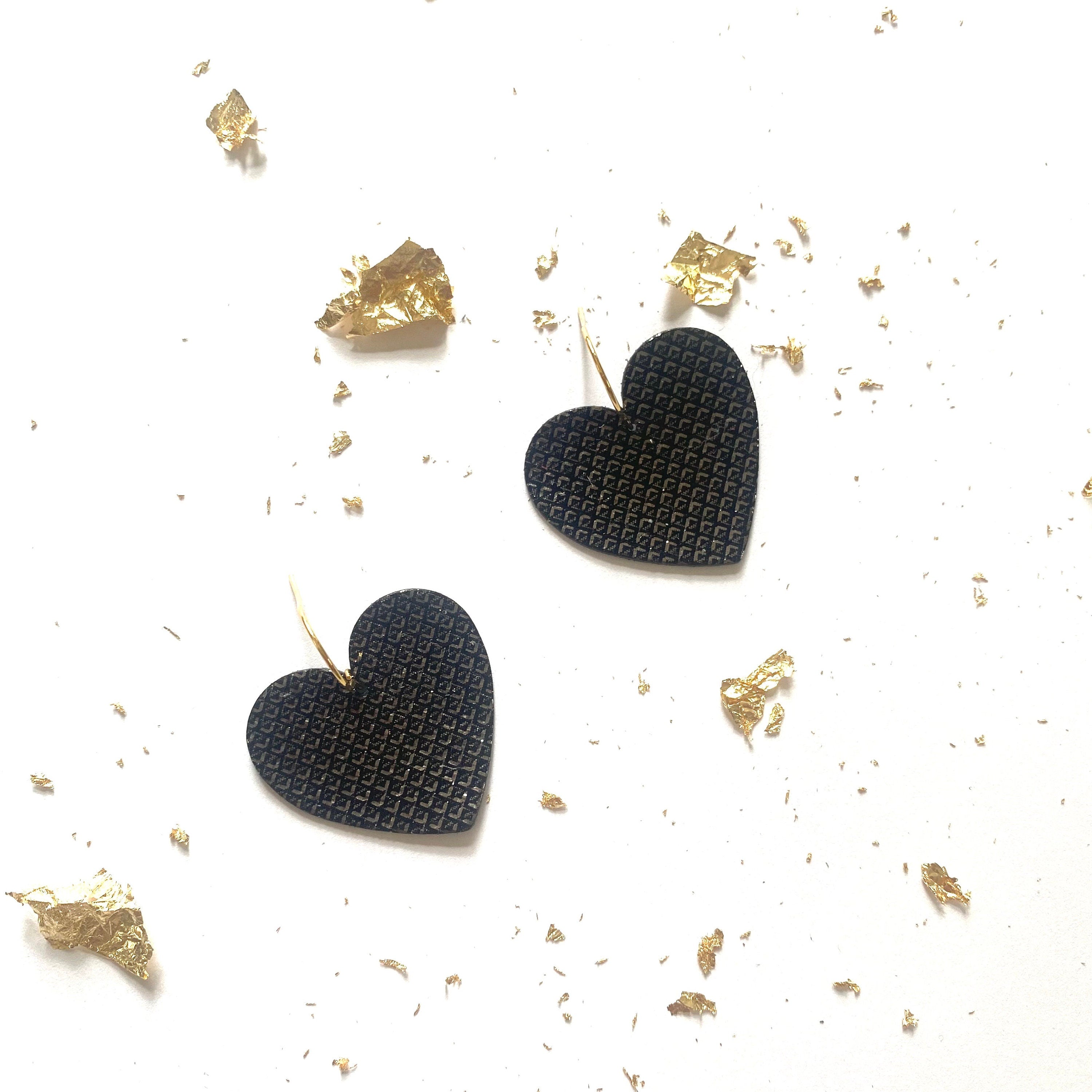 Boucles d’oreilles cœur en cuir noir, gris anthracite à motifs argentés