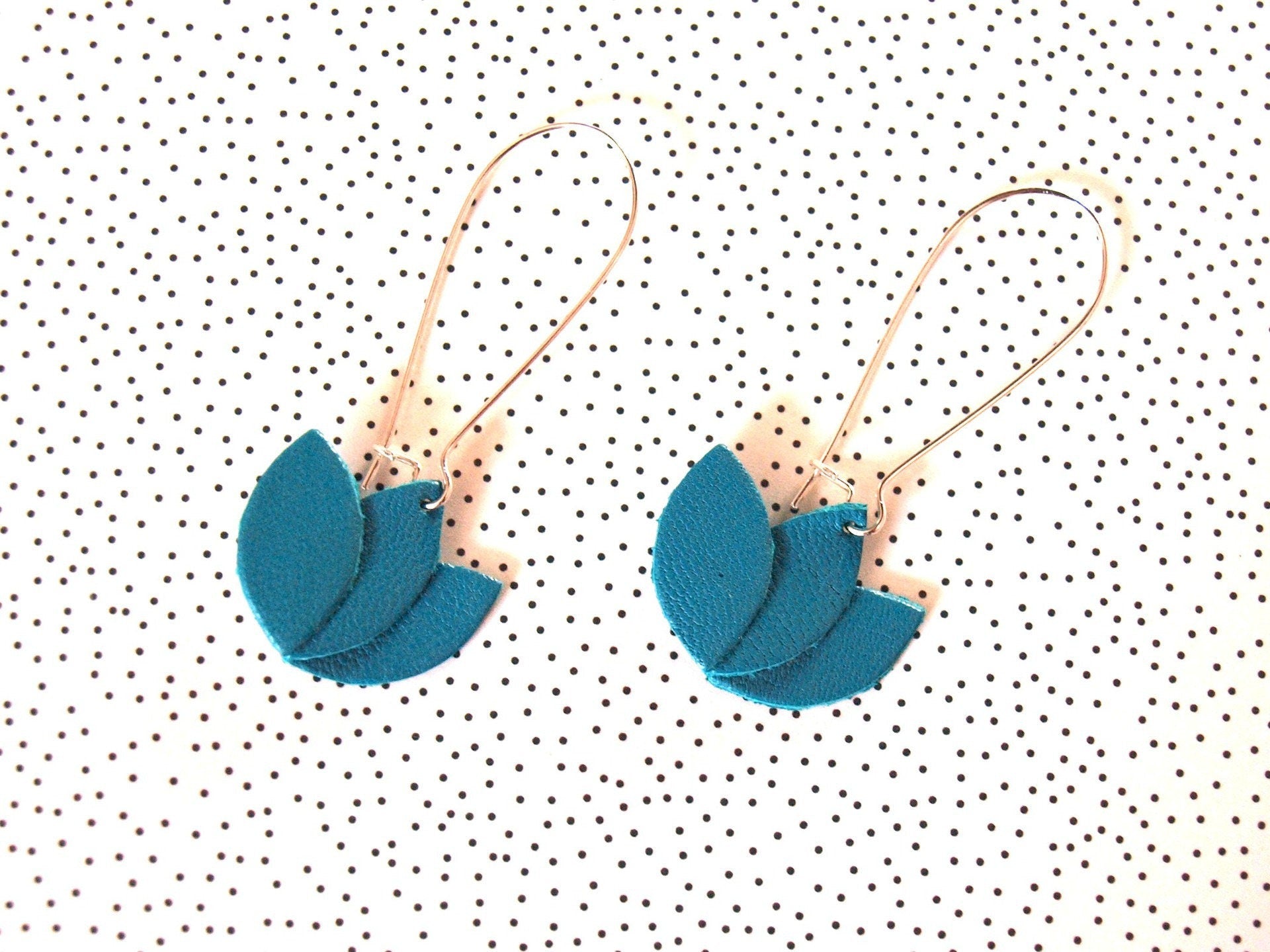 Boucles d'oreilles cuir bleu turquoise et argenté, fleur de lotus en cuir sur monture dormeuse argentée - cadeau femme