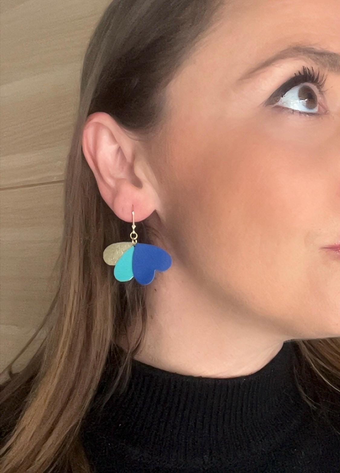 Boucles d’oreilles cœurs bleu turquoise et or en cuir upcyclé, bijoux artisanaux légers faits main, boucles pendantes femme, cadeau original