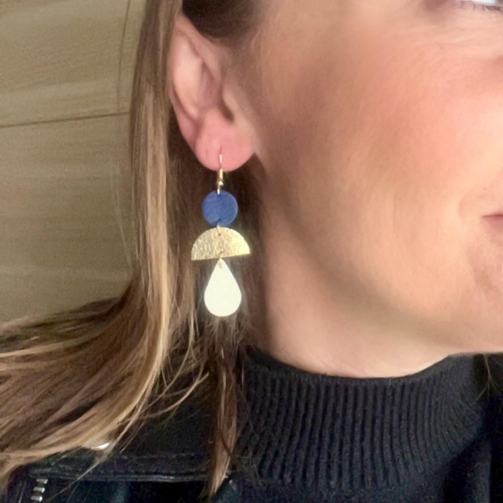 Boucles d’oreilles en cuir pendantes légères et graphiques faites main, style marin bleu marin or et blanc cassé - cadeau femme