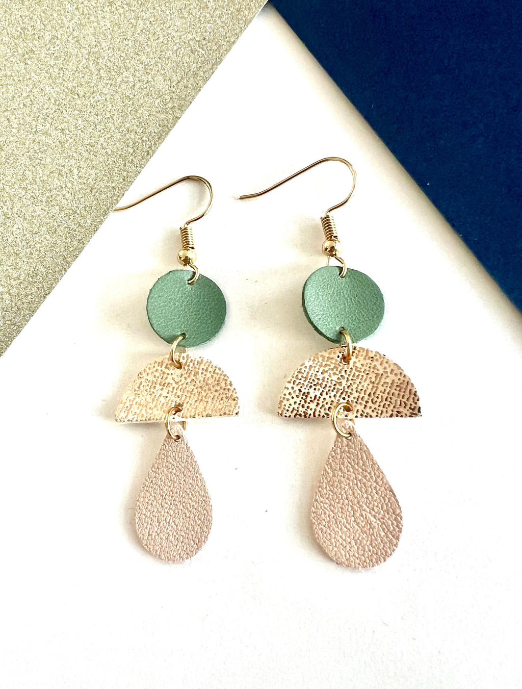 Boucles d’oreilles géométriques en cuir upcyclé, boucles pendantes légères faites main, bijoux artisanaux femme vert sauge nude or rose