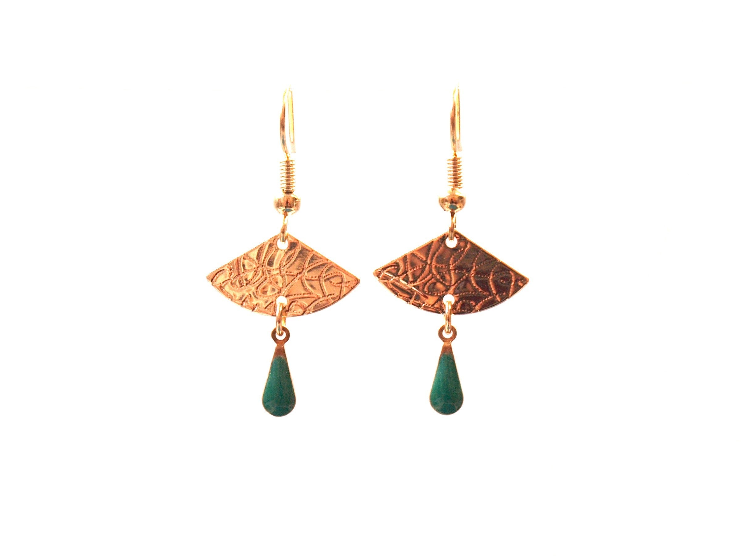 Boucles d'oreilles dorées discrètes vert et or - boucles d'oreilles éventail et goutte vert émeraude - modèle EVA green