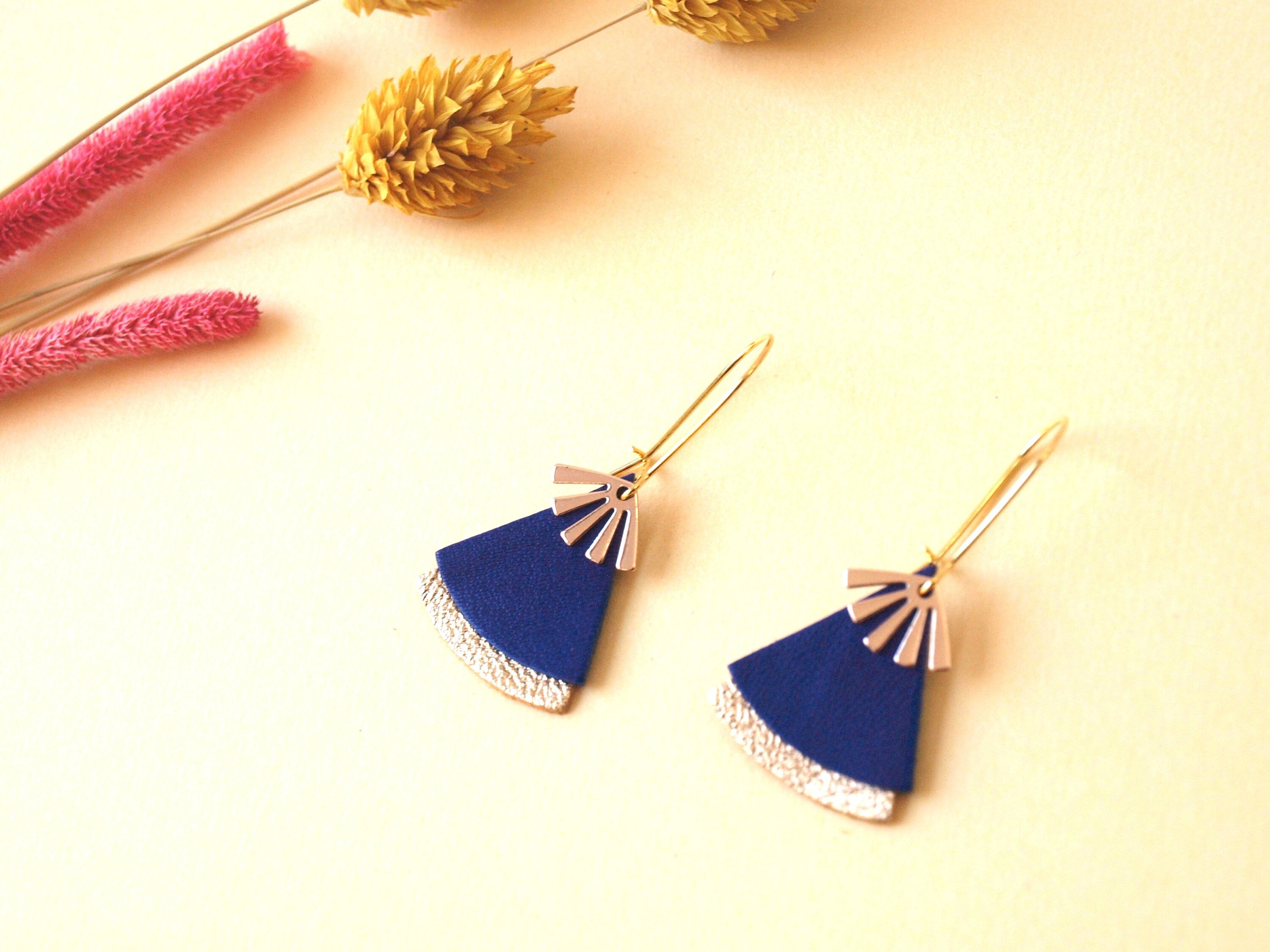 Boucles d'oreilles cuir bleu roi et or, forme éventail - boucles d'oreilles ethniques, art déco, modèle STELLA