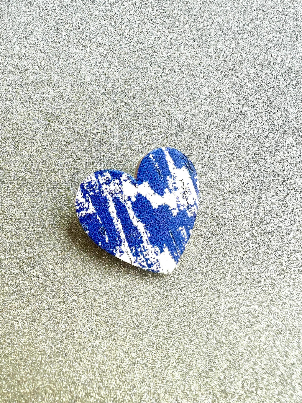 Broche cœur bleu et blanc en liège et cuir - cadeau fête des mères - cadeau maîtresse - cadeau pour elle - cadeau femme  broche originale