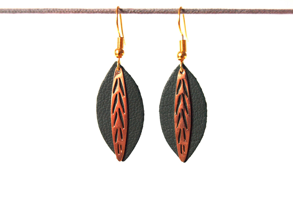 Boucles d'oreilles cuir et laiton feuille de cuir vert sur monture dorée - cadeau femme - vert et or - modèle Fiona