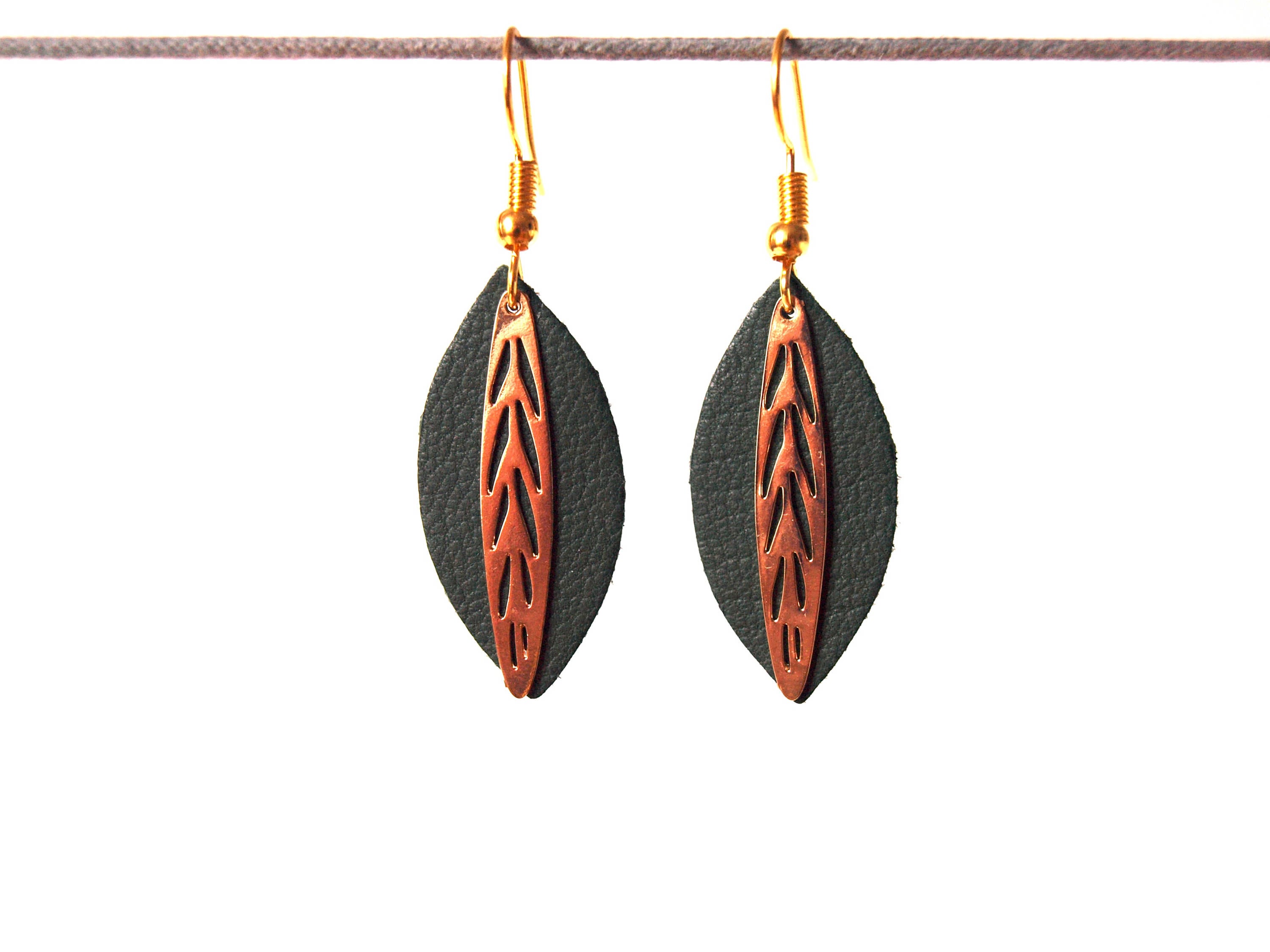 Boucles d'oreilles cuir et laiton feuille de cuir vert sur monture dorée - cadeau femme - vert et or - modèle Fiona