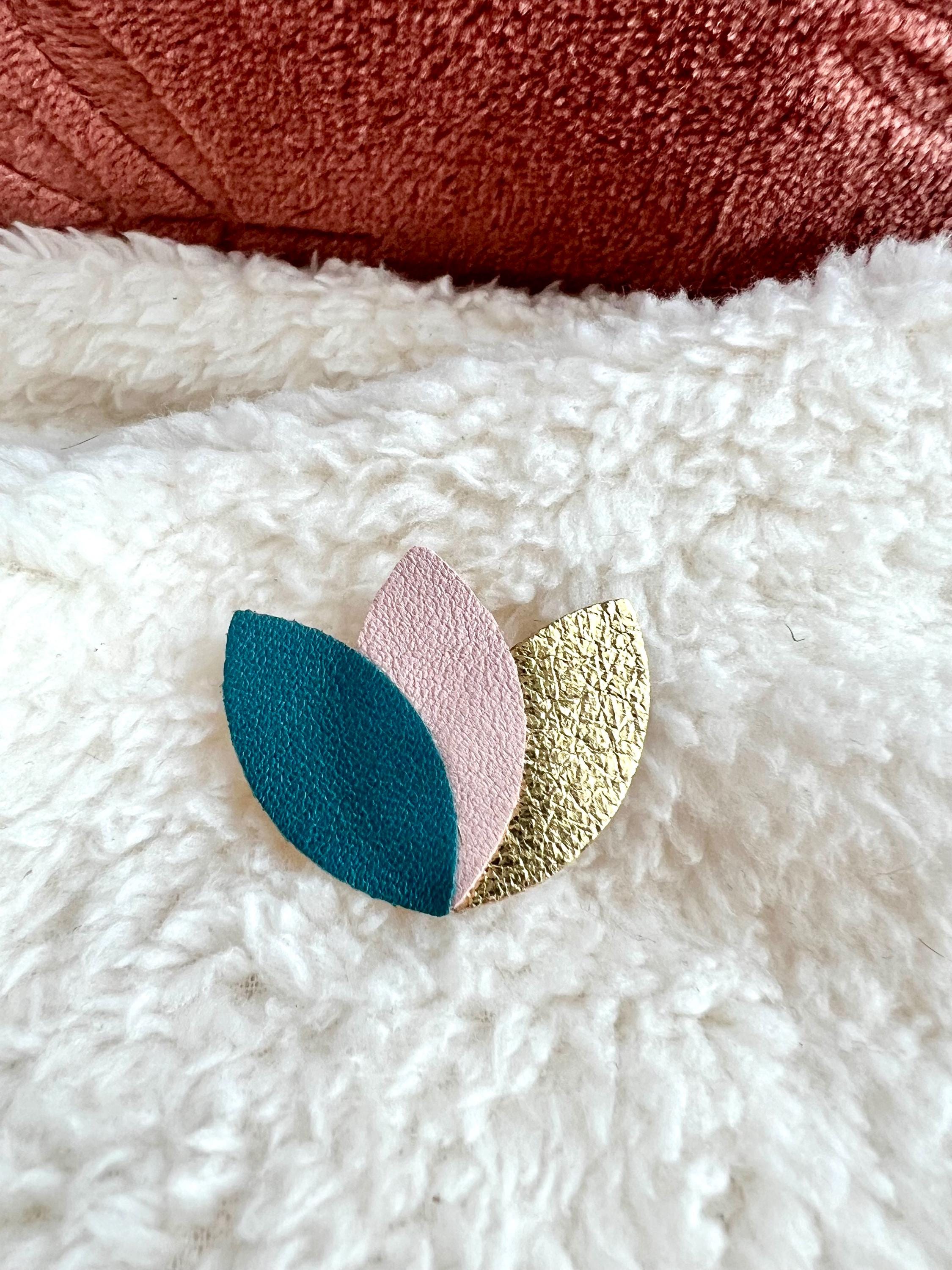Broche cuir, forme fleur, feuilles, pétales de cuir bleu canard, rose et doré - cadeau femme - fête des mères